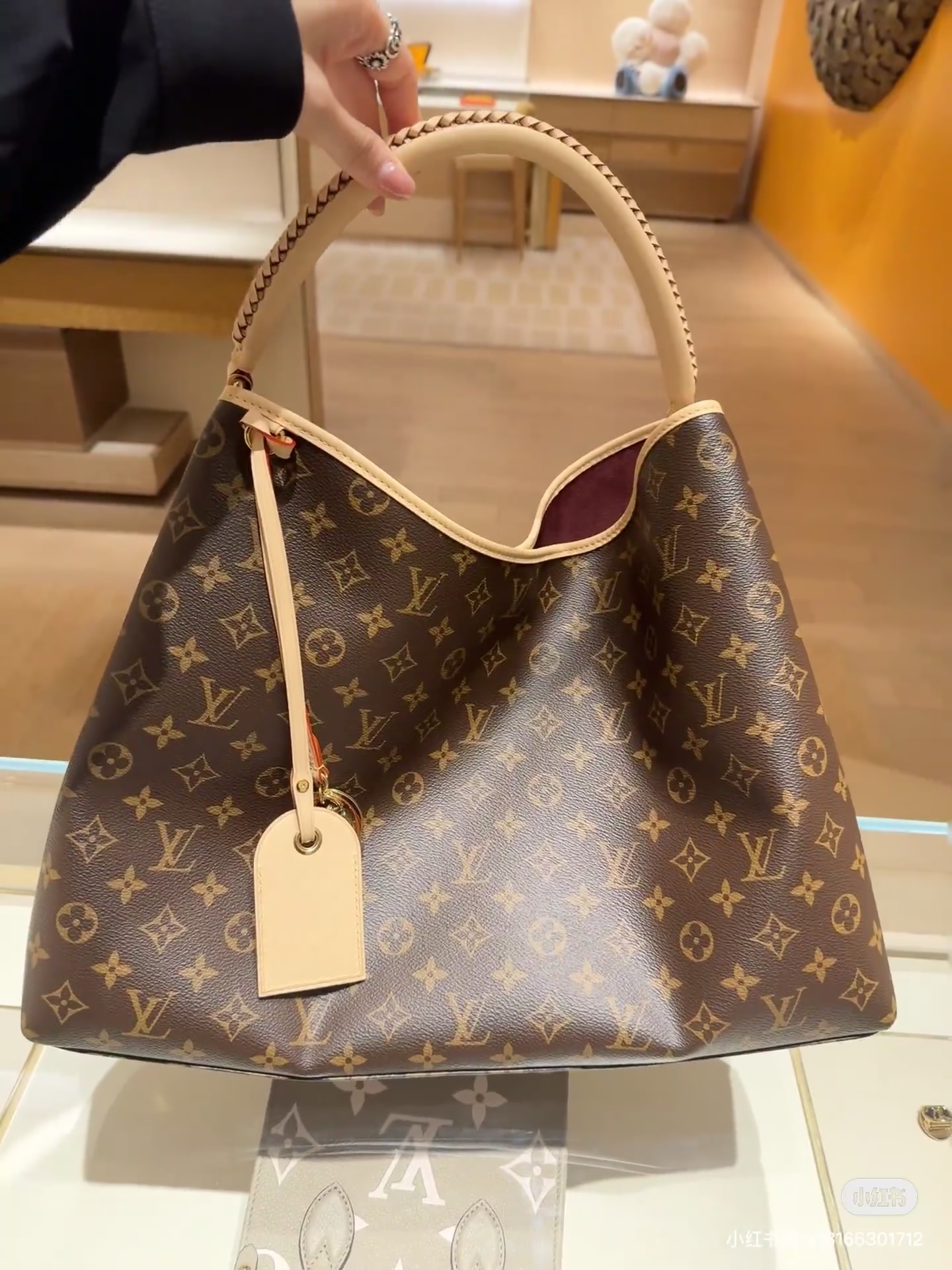 NO:395253,Top original list, version details, 163 variable code chip [exclusive real shot, model M25877 presbyopia] Damier Artsy handbag is made of soft Monogram canvas, with a fresh and feminine appearance. Paired with shiny gold brass accessories and fashionable and chic bag decoration, the exquisite handmade leather handle adds a luxurious texture, size 53x30x15.5cm, LV [top original list], louis vuitton19860909顶级原单,对版细节,163变码芯片【独家实拍 型号M25877老花】Damier Artsy手袋以柔软的Monogram帆布制成,外观清新而富有女人味.搭配闪亮的金色黄铜配件和时尚别致的包饰,精美手工制成的皮质手柄更添奢华质感,尺寸53x30x15.5cm,LV【顶级原单】,louis vuitton,Bag