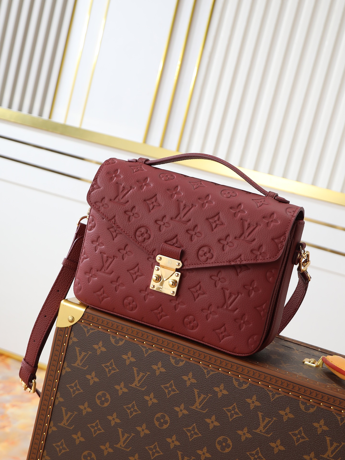 NO:574978,[Dynamic 163c01 chip] M46613 burgundy M41487 burgundy messenger bag, top original order [first-layer cowhide embossed] This Pochette Métis handbag is made of flexible Monogram Empreinte leather to condense the classic silhouette, with S-lock closure to pay tribute to the brand's traditional hard case. The ample configuration is equipped with a top handle and a detachable shoulder strap, suitable for shoulder or cross-body carry. 25.0 x  19.0 x 7.0 cm (length x height x width), LV [top quality original order], louis vuitton, cowhide19860909【动态163c01芯片】M46613酒红 M41487酒红邮差包,顶级原单【头层牛皮压花】本款 Pochette Métis 手袋选用柔韧 Monogram Empreinte 皮革浓缩经典轮廓,以 S-lock 锁扣开合致意品牌传统硬箱.充裕构型配有顶部手柄和可拆卸肩带,肩背或斜挎皆宜. 25.0 x 19.0 x 7.0 厘米 (长 x 高 x 宽),LV【顶级原单】,louis vuitton,cowhide,Bag