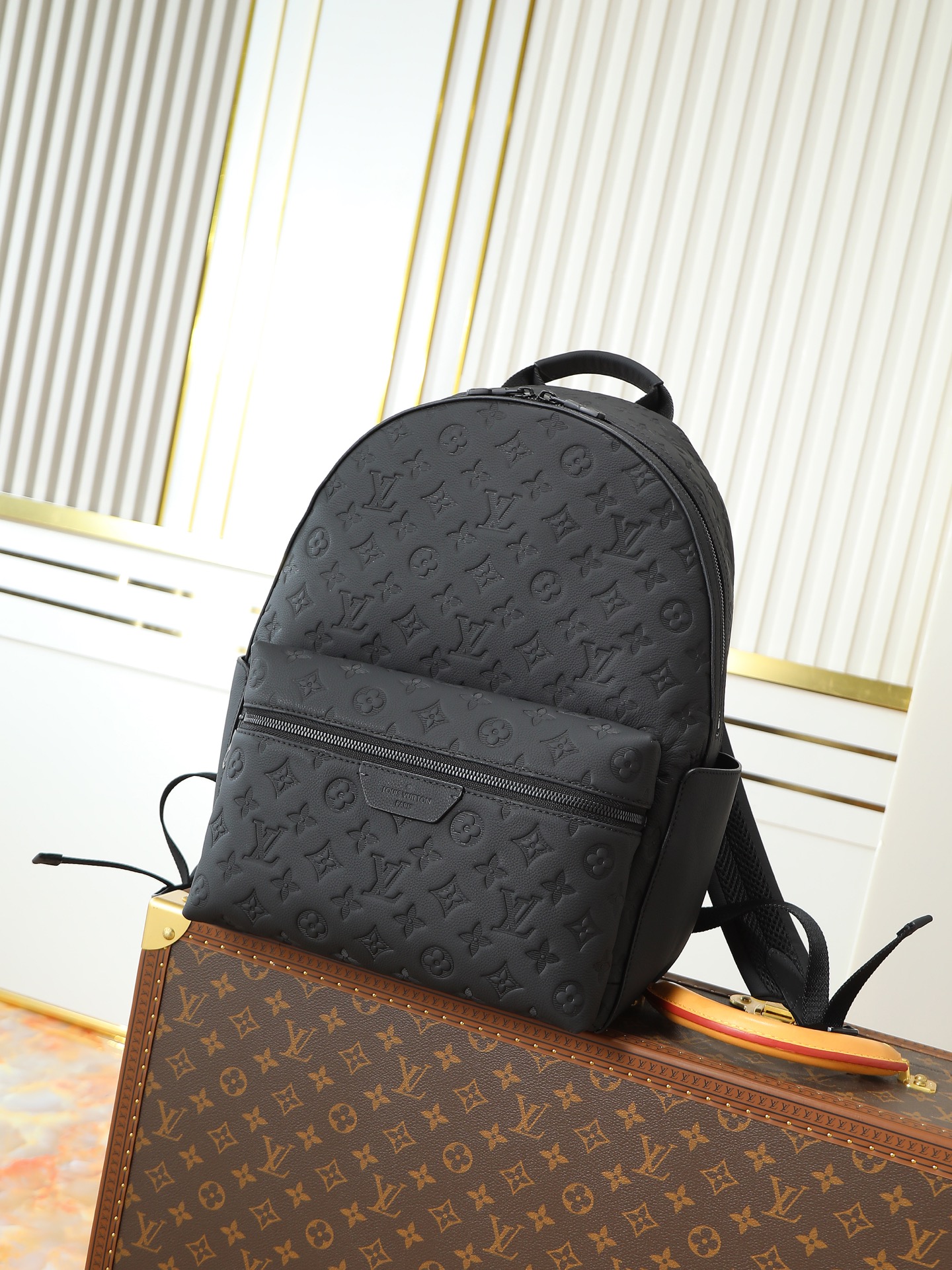 NO:581965,, top-grade original all-steel hardware 163 chip model M46553 embossed first-layer cowhide backpack school bag This Discovery backpack is made of Monogram embossed first-layer cowhide to create a soft and close-fitting shape, supplemented by the calm atmosphere of metal parts. The outer bag is convenient for taking and placing accompanying items, and the inner bag allows for orderly storage. Detailed features: 29 x 38 x 20 cm (length x height x width), LV [top original order], louis  vuitton,backpacks,cowhide19860909,顶级原单全钢五金163芯片型号M46553压花 头层牛皮双肩背包书包本款 Discovery 双肩包以 Monogram 压纹头层牛皮革塑造柔软贴身构型,辅以金属件的沉稳气息.外袋便于取放随行物品,内袋实现有序收纳.详细特征29 x 38 x 20厘米(长度 x 高 x 宽),LV【顶级原单】,louis vuitton,backpacks,cowhide,Bag