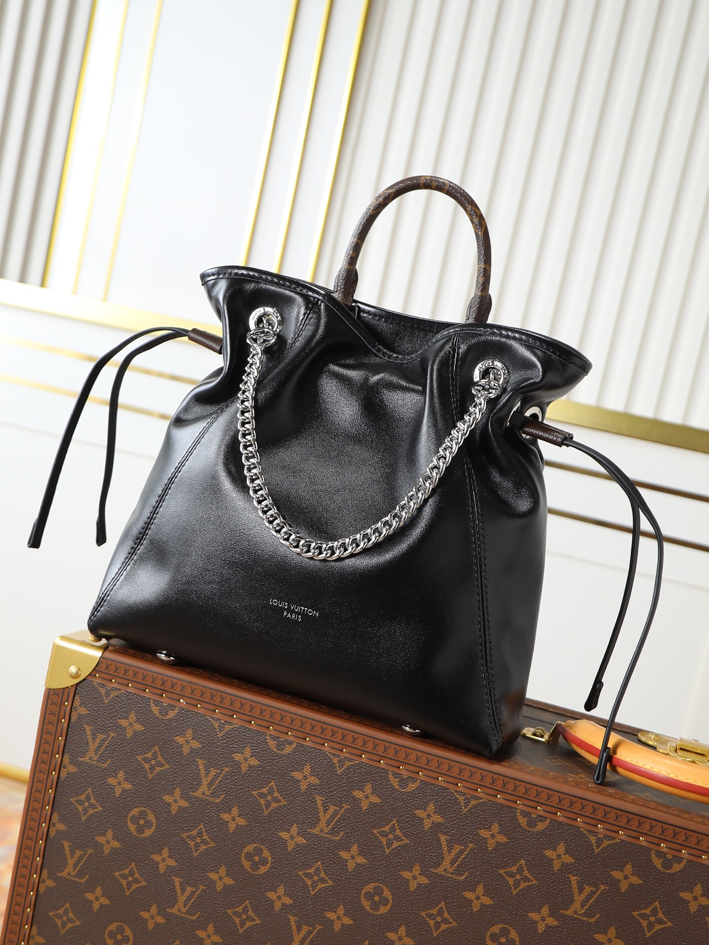 NO:581866,Top-grade original imported lambskin 163 transcoding chip model M25522, Vibe series launches the Duty backpack, which is made of sheep leather with a casual configuration, making it a good choice for daily travel. The jewelry-like Yingze chain is embellished with the Cire logo, and can also be easily switched to a shoulder bag. 25 x 10 x 24 cm (height x width x length), LV [top quality original], louis vuitton, shoulder bags, sheepskin19860909顶级原单进口小羊皮163变码芯片型号M25522,Vibe 系列推出 Duty 双肩包,以羊皮革塑造休闲构型,成就日常出行佳选.珠宝般的莹泽链条点缀 Cire 标识,亦可轻松切换为单肩包. 25 x 10 x 24 厘米 (高 x 宽 x 长度),LV【顶级原单】,louis vuitton,shoulder bags,sheepskin,Bag