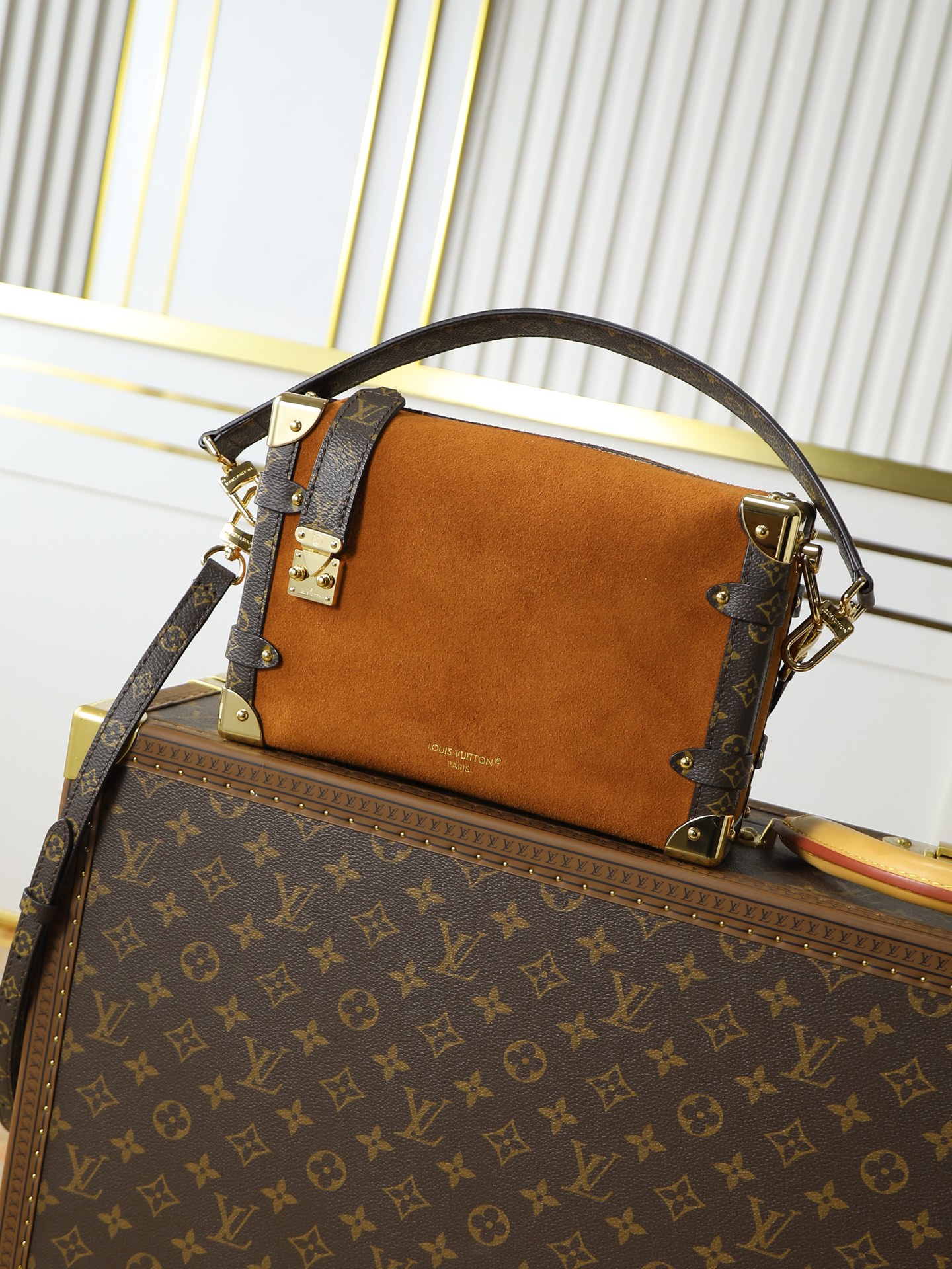 NO:581912,Top-quality original 163 transcoding chip [Exclusive real shot M15072 brown] This medium-sized Side Trunk handbag is from the Back to School series, interpreting the retro style of the 1970s in elegant tones. The Monogram coated canvas trim reveals a bohemian atmosphere, and the S-lock buckle and detachable chain shimmer with metallic luster. The appropriate size is convenient for storing daily items such as lipstick. 16 x 8.5 x 23.5 cm (H x  Width x length), LV [top original order], louis vuitton19860909顶级原单163变码芯片【独家实拍 M15072棕】 本款 Side Trunk 中号手袋出自 Back to School 系列,以雅致色调演绎 1970 年代的复古风尚.Monogram 涂层帆布饰边流露波西米亚气息,S-lock 锁扣与可拆卸链条闪烁金属莹泽.适宜尺寸方便收纳唇膏等日常物品 16 x 8.5 x 23.5 厘米 (高 x 宽 x 长度),LV【顶级原单】,louis vuitton,Bag