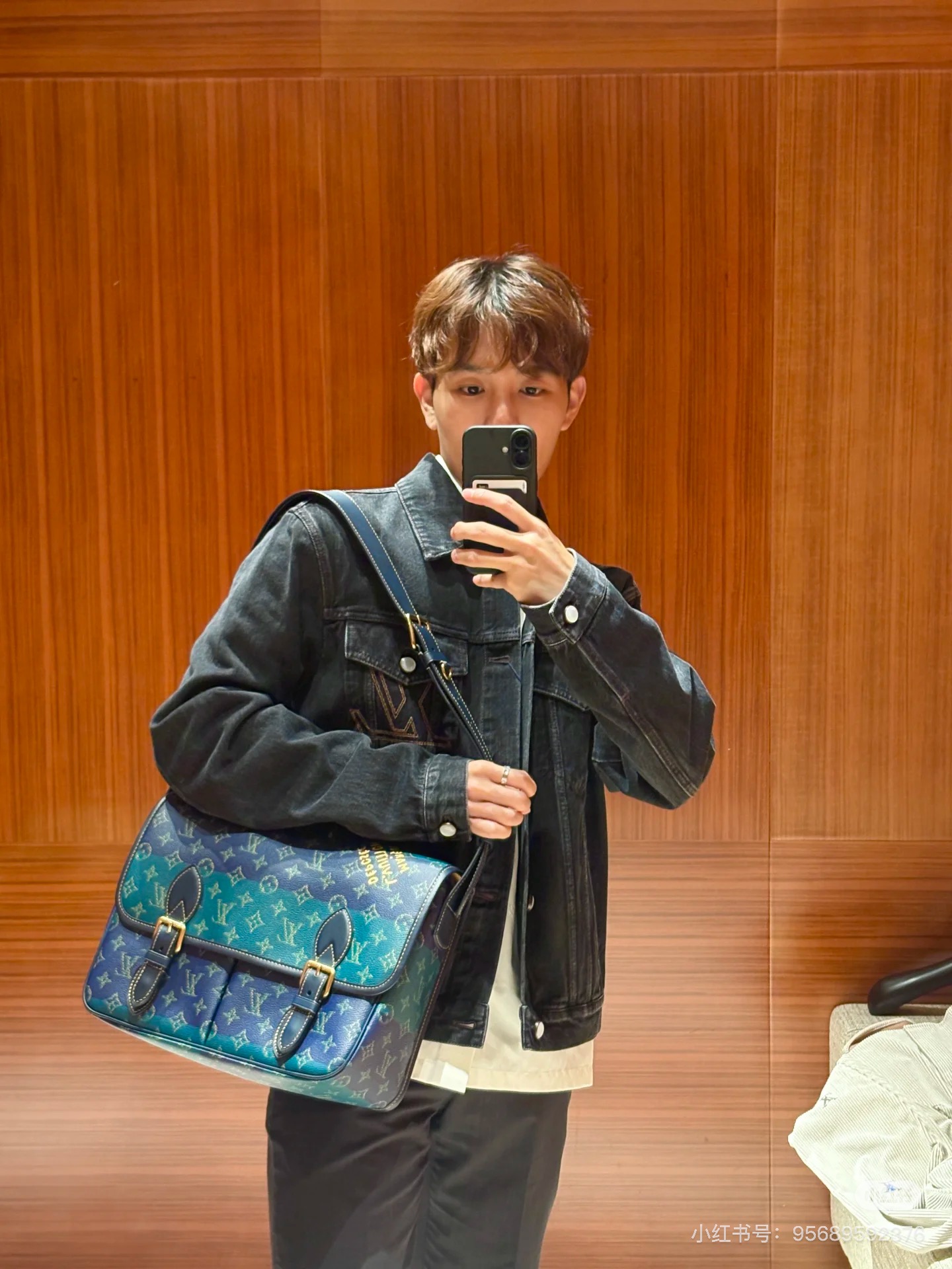 NO:581950,Top original order, 163 transcoding chip, M15187 blue gradient men's messenger bag Satchel messenger bag This Satchel messenger bag is made of Monogram Heritage coated canvas embellished with old metal buckles. It is integrated with fabric lining in a spacious configuration, which can easily handle business occasions and leisure travel. The interior is lined with laptop compartment and front pocket for neat storage, and the MarqueLVuitton Déosée logo adds a brand touch. 35.5 x 24  x12 cm (length x height x width), LV [top original order], louis vuitton19860909顶级原单,163变码芯片,M15187蓝色渐变 男包邮差包 Satchel 邮差包 本款Satchel邮差包为Monogram Heritage涂层帆布点缀做旧金属搭扣,于宽敞构型融入织物内衬,可轻松驾驭商务场合与休闲出行.内里加衬笔记本电脑隔层和前袋实现齐整收纳,MarqueLVuitton Déosée标识再添品牌笔触.35.5 x 24 x12厘米(长度x高x宽),LV【顶级原单】,louis vuitton,Bag