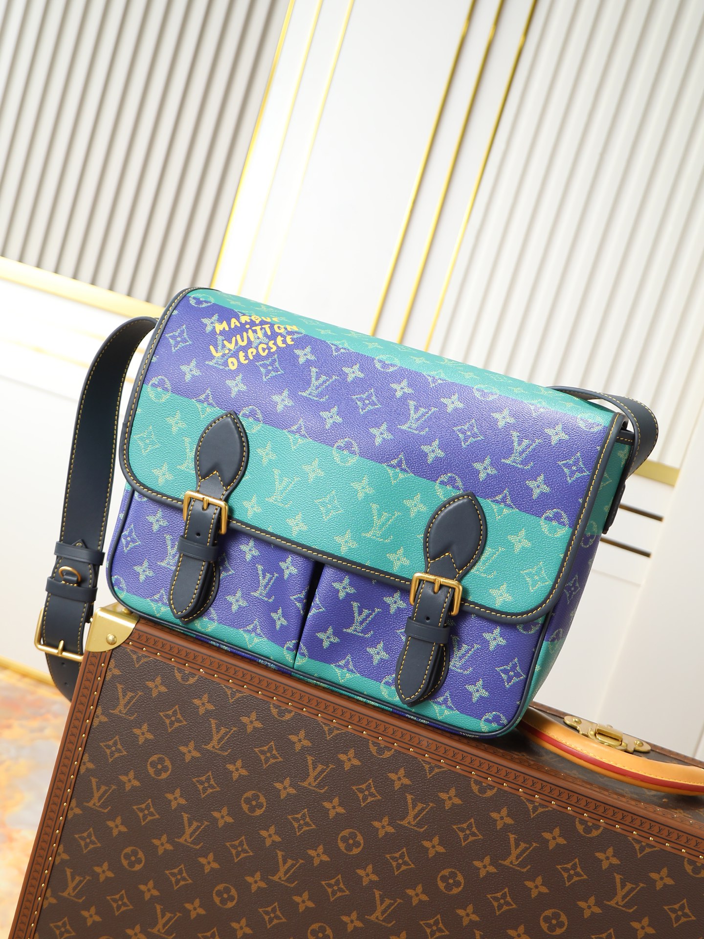 NO:574794,, top original order, 163 transcoding chip, M15187 blue gradient men's messenger bag Satchel messenger bag This Satchel messenger bag is made of Monogram Heritage coated canvas embellished with old metal buckles. It is integrated with fabric lining in a spacious configuration, which can easily handle business occasions and leisure travel. The interior is lined with laptop compartments and front pockets for neat storage, and the MarqueLVuitton Déposée logo adds a brand touch. 35.5 x 24  x12 cm (length x height x width), LV [top original order], louis vuitton19860909,顶级原单,163变码芯片,M15187蓝色渐变 男包邮差包 Satchel 邮差包 本款Satchel邮差包为Monogram Heritage涂层帆布点缀做旧金属搭扣,于宽敞构型融入织物内衬,可轻松驾驭商务场合与休闲出行.内里加衬笔记本电脑隔层和前袋实现齐整收纳,MarqueLVuitton Déposée标识再添品牌笔触.35.5 x 24 x12厘米(长度x高x宽),LV【顶级原单】,louis vuitton,Bag