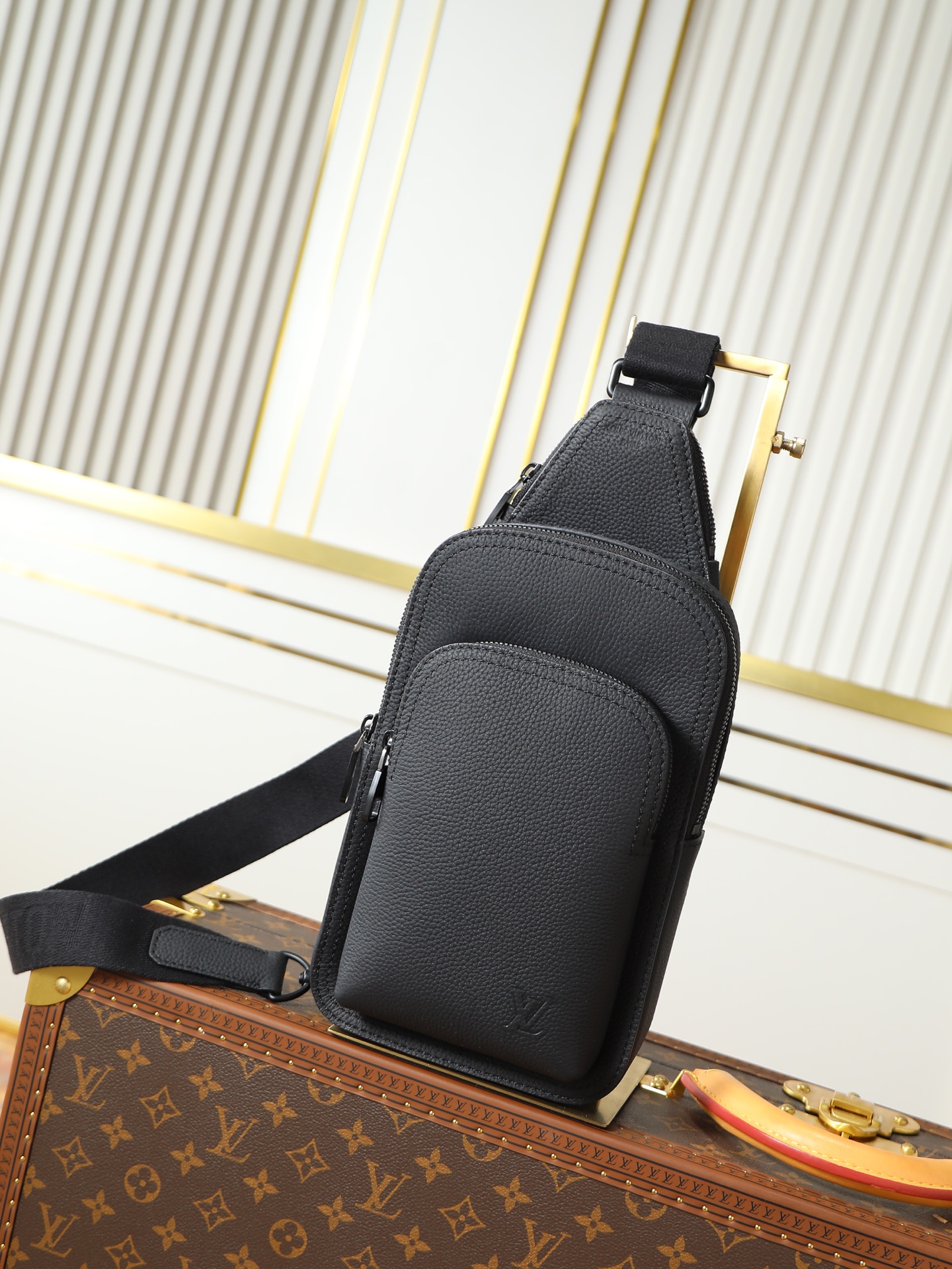 NO:581960,M15255 Black Top Original Transcoding Chip 163C Leather 'Avenue Sling Bag PM' with excellent durability and flexibility. Embossed on the LV initials of the 'LV Aerogram' series. Main compartment, zippered front pocket, small triangular zippered pocket design. Can be worn from either shoulder with an adjustable shoulder strap. Size is 16 x 33 x  5.7 cm. (width x height x thickness), LV [top quality original order], louis vuitton19860909M15255黑色 顶级原单 变码芯片163C 兼具优异耐久性和柔韧性的皮革“Avenue Sling Bag PM”.在“LV Aerogram”系列的LV首字母上进行了压花处理.主隔间、拉链式前口袋、小三角形拉链式口袋的设计.可以用可调节的肩带从任意一侧肩部佩戴. 尺寸为16 x 33 x 5.7厘米.（宽x高x厚）,LV【顶级原单】,louis vuitton,Bag