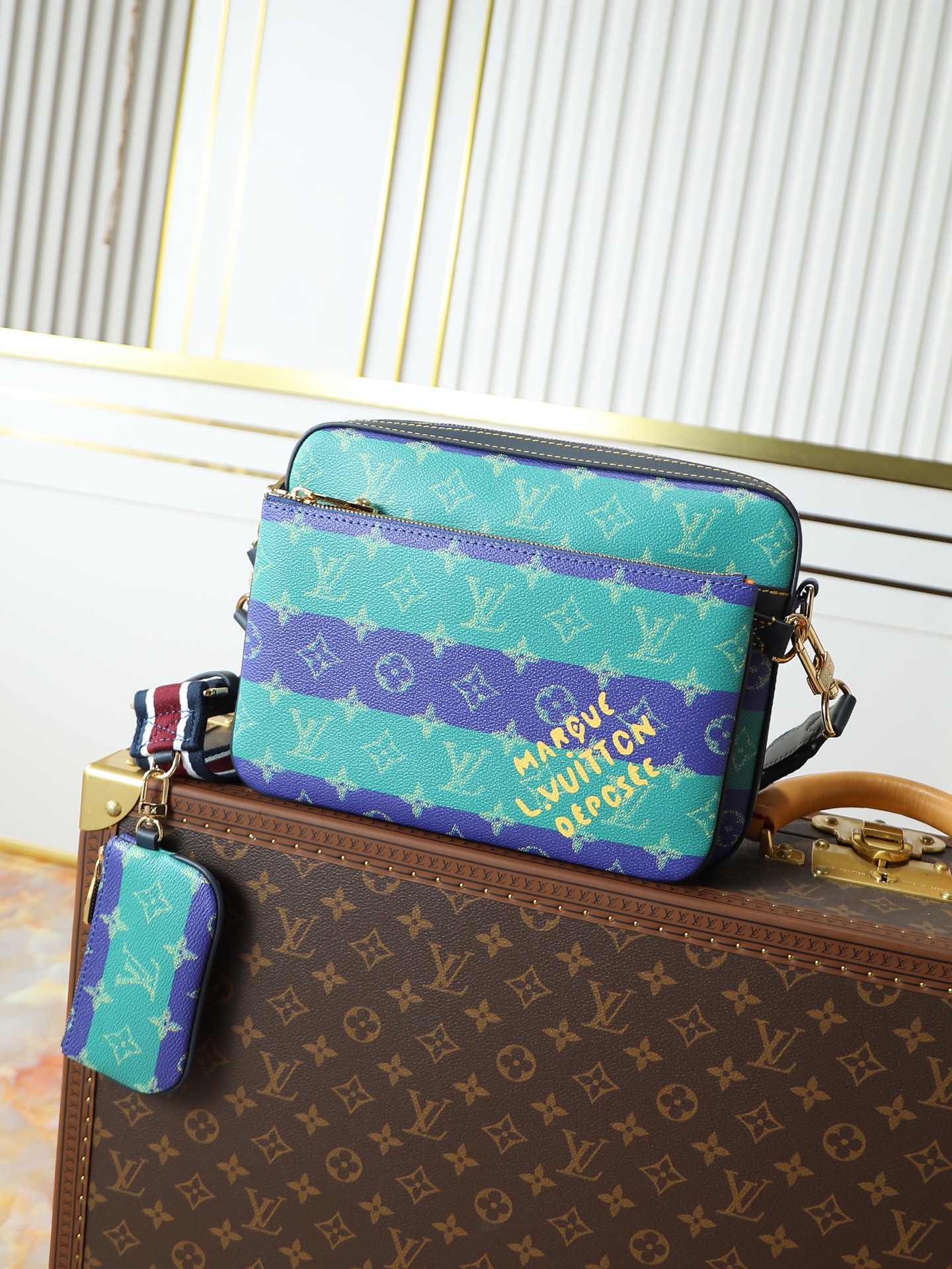 NO:581952,[Top Foreign Order 163 Transcoding Chip] [TRIO Messenger Bag] Model M26026 Blue Green, this Trio hr messenger bag uses Monogram Heritage striped canvas, elegant leather trim and striped shoulder straps to release a dynamic style, with bright fabric lining. The main bag, zippered front bag and coin purse can be disassembled or combined at will, creating a modern and interesting puzzle-like appearance. Dimensions 18.5 x 7 x 25 cm (H x  width x length), LV [top original order], louis vuitton, wallets19860909【顶级外单 163变码芯片】【TRIO 邮差包】 型号M26026 蓝绿色,本款 Trio hr邮差包以 Monogram Heritage 条纹帆布、雅致皮革饰边和条纹肩带释放动感格调,搭配明丽织物内衬.主袋、拉链前袋和零钱包可随心拆卸或组合使用,演绎宛若拼图的摩登意趣. 尺寸18.5 x 7 x 25 厘米 (高 x 宽 x 长度),LV【顶级原单】,louis vuitton,wallets,Bag