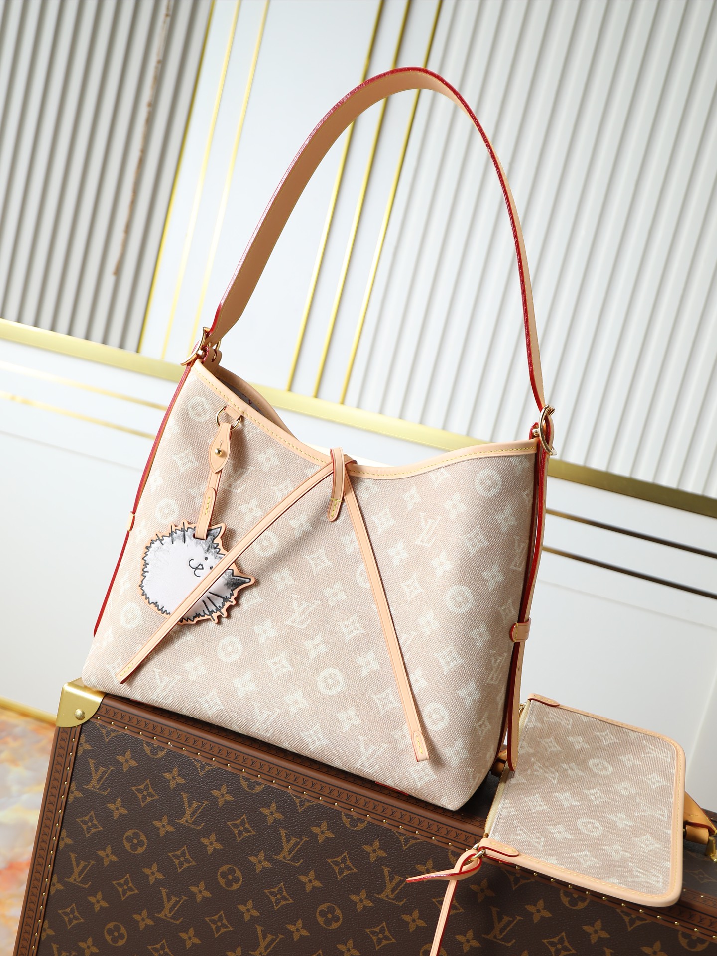 NO:582556,[Top foreign order 163 transcoding chip] Model M46203 cat series, eye-catching appearance in the LV Travels With Grace Coddington collaboration series created by the brand and the former creative director of Vogue. Cute cat-shaped pendant, CarryAll small handbag is made of Monogram Empreinte embossed leather, ample configuration with neat inner layer, large inner bag adds functional elements. Matched with Monogram  The embossed zipper clutch is fixed with a leather strap. A perfect companion for urban life. Dimensions: 29 x 24 x 12 cm (length x height x width), LV [top original order], louis vuitton, handbag19860909【顶级外单 163变码芯片】型号M46203猫咪系列, 瞩目亮相品牌与 Vogue 前创意总监打造的 LV Travels With Grace Coddington 合作系列.可爱猫咪造型挂饰 ,CarryAll 小号手袋取材 Monogram Empreinte 压纹皮革,充裕构型设有齐整内层,大号内袋再添功能元素.搭配Monogram 压纹拉链手拿包通过皮革带固定.成就都市生活的贴身伴侣.尺寸29 x 24 x 12 厘米 (长度 x 高 x 宽),LV【顶级原单】,louis vuitton,handbag,Bag