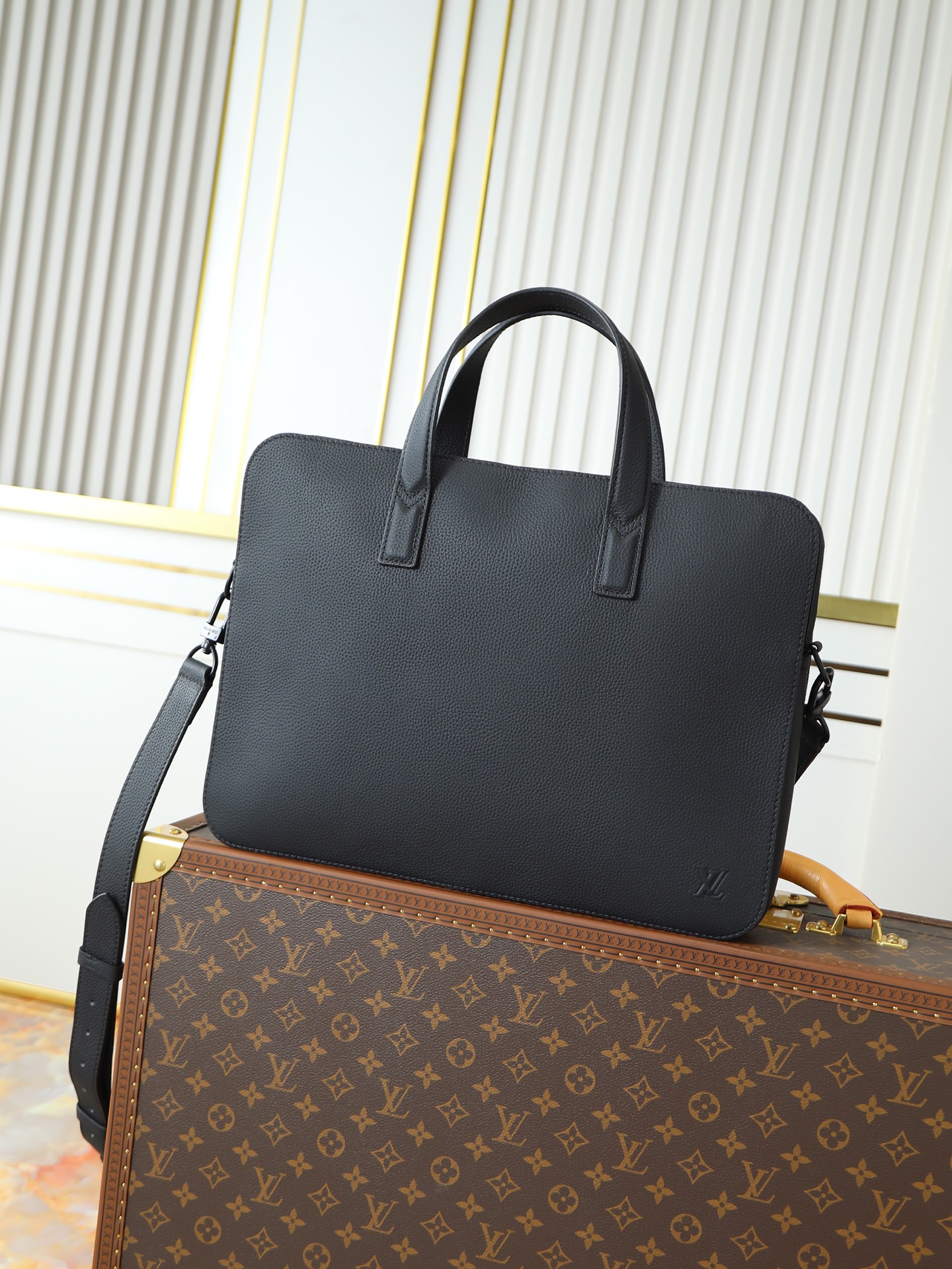 NO:581956,Top original order '163 dynamic chip' All steel hardware model M15258 first layer original leather, exclusive real shot!  The Gate briefcase is made of waxed cowhide leather to create a soft structure and ample space. It has a lined inner compartment to securely store a 16-inch laptop. The slim design is equipped with a detachable and adjustable shoulder strap, allowing you to freely convert it between hand, shoulder or cross-body. Dimensions: 39.5×30×4cm, LV [top original order], louis vuitton, cowhide19860909顶级原单「163动态芯片」 全钢五金型号M15258头层原厂皮,独家实拍！Gate 公文包选用蜡面牛皮革塑造轻柔构型和充裕空间,以加衬内隔层稳妥收纳 16 寸笔记本电脑.纤薄设计搭配可拆卸并调节的肩带,实现手拿、肩背或斜挎的自如转换.尺寸39.5×30×4cm,LV【顶级原单】,louis vuitton,cowhide,Bag