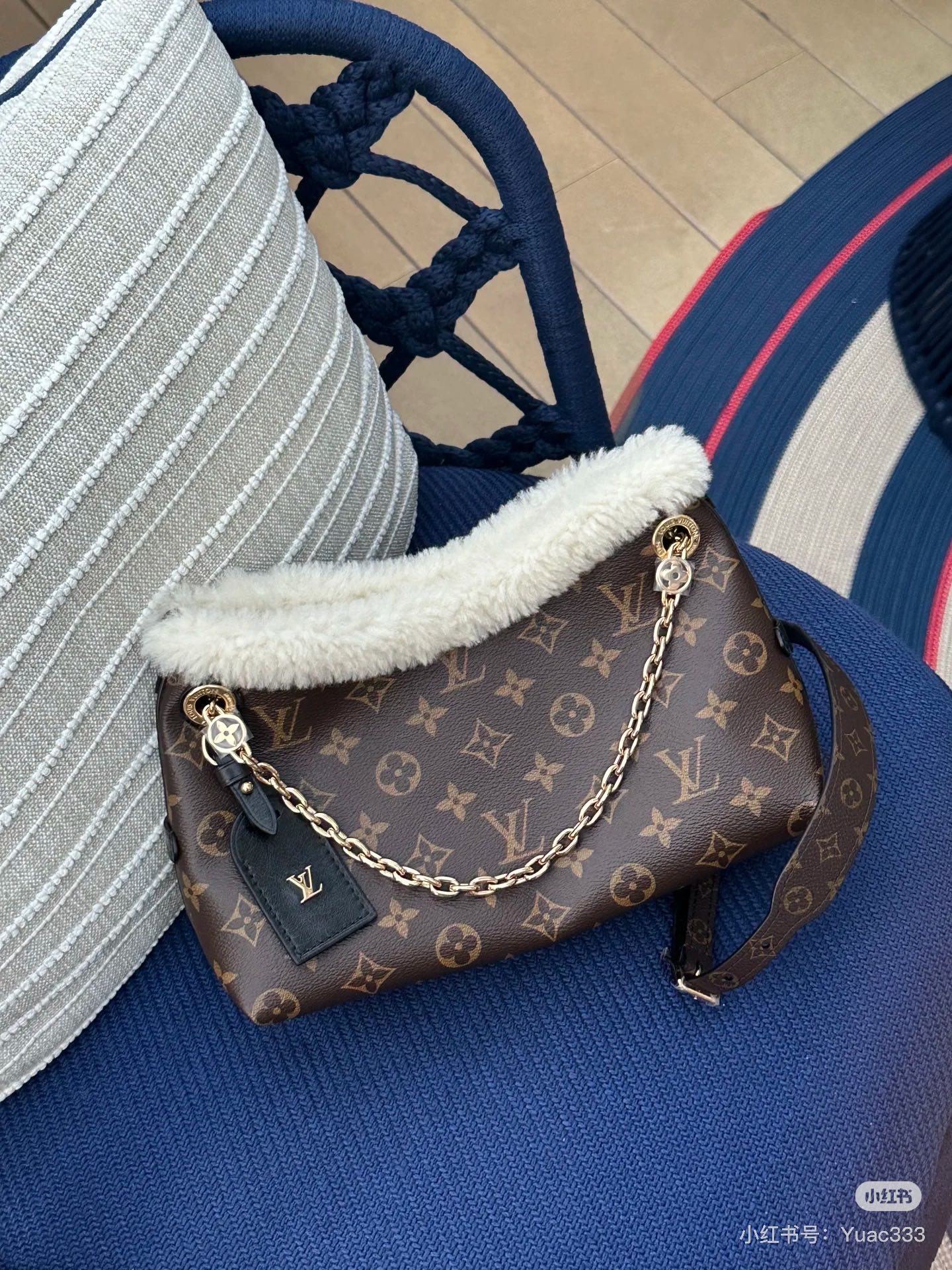 NO:582548,The top original all-steel folder model M26568 [163C01 dynamic chip] CarryAll BB handbag is made of Monogram canvas with comfortable shearling trim, adding a trendy choice for this season on and off the slopes. The dazzling chain with protective shoulder pads upgrades the comfort, and the leather logo brand celebrates the brand's exquisite craftsmanship and travel heritage. Dimensions 17 x 10 x 26 cm (height x width x length), LV [top original], Louis vuitton19860909顶级原单全钢文件夹型號M26568【163C01动态芯片】CarryAll BB 手袋为 Monogram 帆布搭配舒适羊毛皮饰边,为本季雪场内外增添潮流之选.搭配防护肩垫的耀目链条升级舒适度,皮质标识名牌颂扬品牌精湛匠艺与旅行传承. 尺寸17 x 10 x 26 厘米 (高 x 宽 x 长度),LV【顶级原单】,louis vuitton,Bag