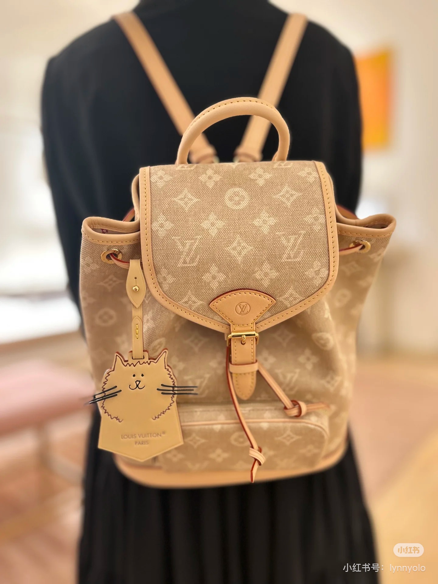 NO:582550,[Top original order] Model number M15135 with 163 chip. This small Montsouris backpack is from the LV Travels With series, focusing on the fun Meowgram pattern designed by fashion icon and artist Grace Coddington, highlighting her love for cats. The canvas bag body is paired with a detachable cat-shaped key bag, with ample space to store daily necessities, and a short wallet is included. 30 x 18 x 28 cm (H x W x  Length), LV [top original order], louis vuitton19860909【顶级原单】款号M15135 带163芯片 本款 Montsouris 小号双肩包出自 LV Travels With 系列,聚焦时尚偶像兼艺术家 Grace Coddington 设计的妙趣 Meowgram 图案,彰显其对猫咪的热爱之情.帆布包身搭配可拆卸猫咪造型钥匙包,充裕空间可收纳日常所需,随附短款钱夹. 30 x 18 x 28 厘米 (高 x 宽 x 长度),LV【顶级原单】,louis vuitton,Bag