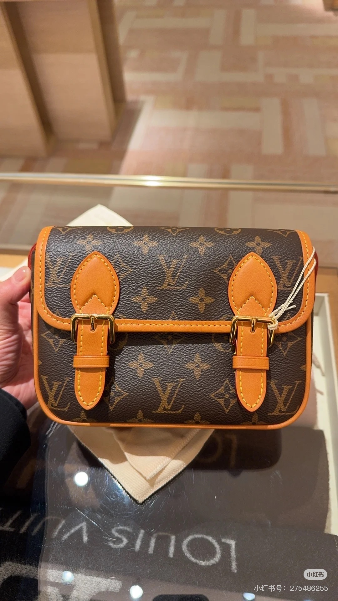 NO:575072,Top original single 163 transcoding chip [SATCHEL Mini Handbag] M26805 This Satchel Jh mini handbag is from the Monogram Archive series. It is a soft Monogram canvas bag with distressed leather trim and dazzling metal parts. The mini messenger bag configuration can accommodate daily necessities such as mobile phones and wallets. The adjustable shoulder strap ensures comfortable shoulder or cross-body wear. Dimensions 15 x 6 x 19.5 cm. (Height x Width x  Length), LV [top original order], louis vuitton19860909顶级原单163变码芯片【SATCHEL 迷你手袋】 M26805 本款 Satchel Jh迷你手袋出自 Monogram Archive 系列,为柔软 Monogram 帆布包身搭配做旧皮革饰边和耀目金属件.迷你邮差包构型可容纳手机及钱夹等日常用品.可调节肩带确保舒适肩背或斜跨. 尺寸15 x 6 x 19.5 厘米. (高 x 宽 x 长度),LV【顶级原单】,louis vuitton,Bag
