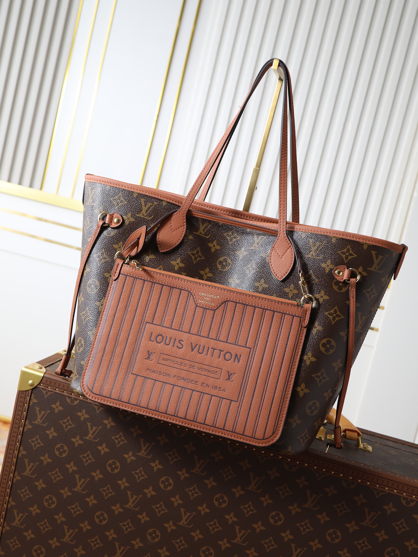 NO:719665,Top-quality original all-steel hardware 163 transcoding chip model M11946 black M12061 brown M40995 reversible shopping bag, this legendary neverfull medium handbag can always meet your various needs for handbags. It has large capacity but is not bulky, stiff and soft to the touch, and is suitable for home and travel. Tighten the side ties and it immediately transforms into a fashionable urban handbag.  Loosen the straps and transform into a chic and practical handbag. The slender leather handle can be carried on the shoulder or carried between the arms. The model shown here is made of damier azur canvas. Size 31x28x14cm, LV [top quality original], louis vuitton19860909顶级原单全钢五金163变码芯片型号 M11946黑 M12061棕 M40995 双面可用购物袋,本款 极具传奇色彩的neverfull中号手袋 总是能够满足您对手提包的各种需要. 容量大却不显笨重,挺括而手感柔软,居家出行皆宜. 束紧侧边系带,立刻变身为一款时尚的都市手袋. 松开系带,又变成一款别致而实用的手提包. 细长的皮革手柄既宜肩背,亦可挽拎于臂间. 此处显示的此款以 damier azur 帆布制成.尺寸 31x28x14cm,LV【顶级原单】,louis vuitton,Bag