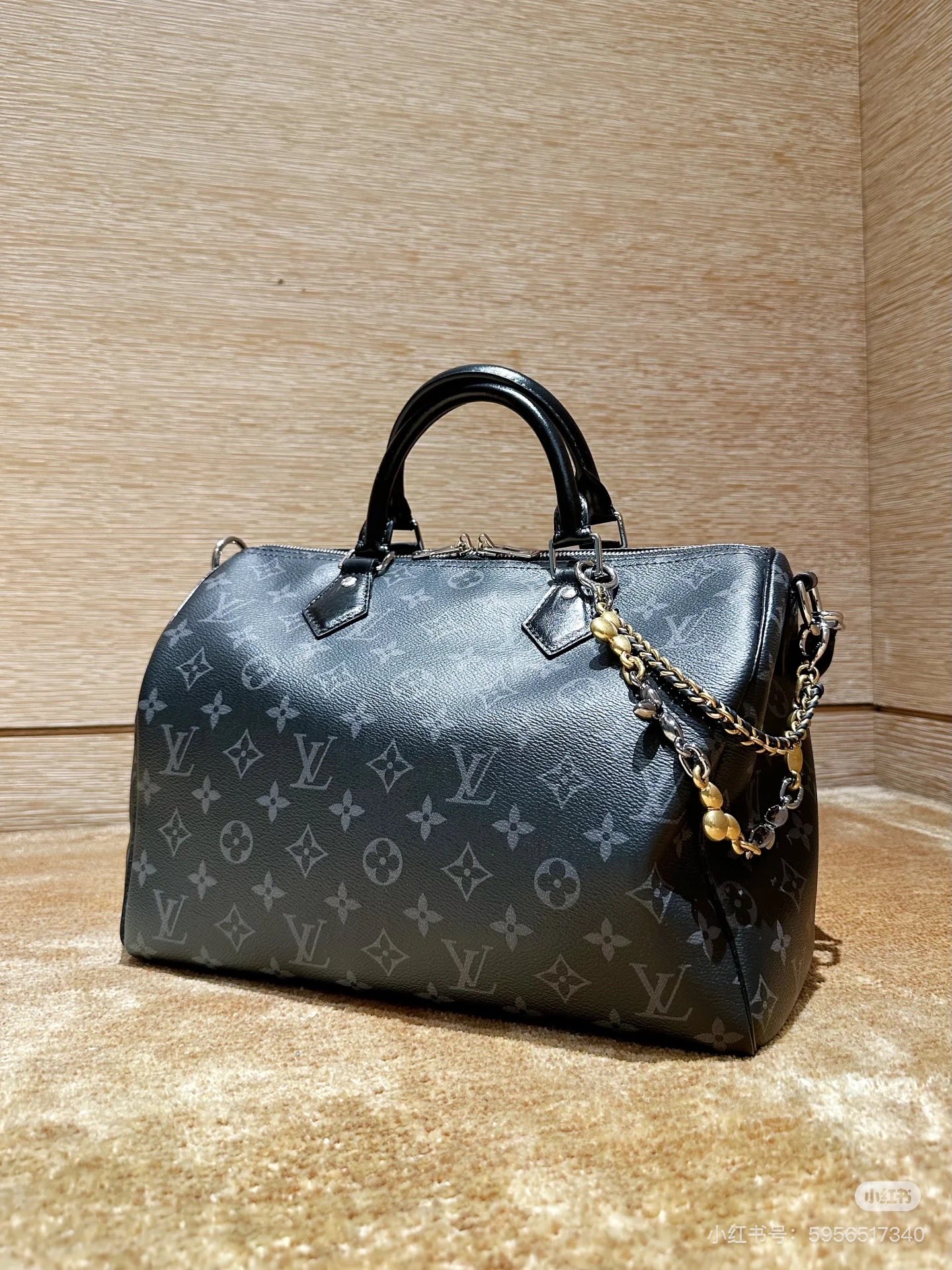 NO:582565,[Top original order] All steel hardware model M15102 black flower 163 transcoding chip This Speedy Soft 30 handbag is from the Ski series, using Monogram Eipse canvas to renew the classic design. The double chain, pleated leather key bag and iconic padlock highlight the gorgeous details, just the right size to accommodate a tablet and daily needs. 21 x 17 x 30 cm (height x width x length), LV [top original order], louis  vuitton19860909【顶级原单】全钢五金款号M15102黑花 163变码芯片 本款 Speedy Soft 30 手袋出自 Ski 系列,以 Monogram Eipse 帆布焕新经典设计.双链条、褶皱皮革钥匙包和标志性挂锁彰显华美细节,恰宜尺寸可容纳平板电脑和日常所需. 21 x 17 x 30 厘米 (高 x 宽 x 长度),LV【顶级原单】,louis vuitton,Bag