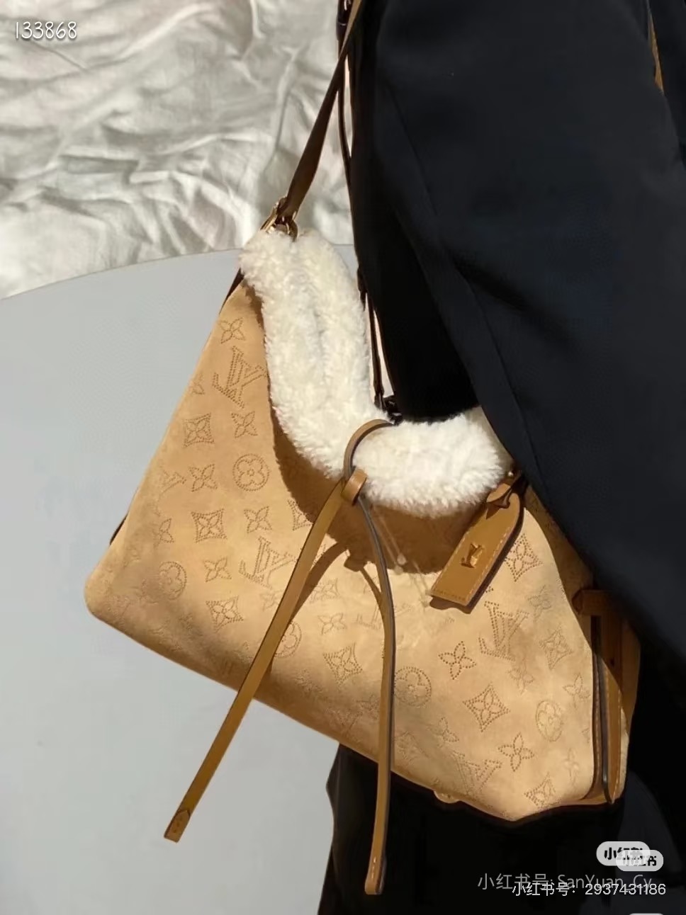 NO:676601,The all-steel hardware transcoding chip model M11843 is developed for the version. This small CarryAll handbag is from the LV Ski series. It is made of Monogram perforated suede leather and shearling trim, making it a good choice for a comfortable and warm winter look. The magnetic buckle closure and leather strap open ample space, which can easily store a long wallet and daily necessities. 29.0 x 24.0 x 12.0 CM, LV [Top Original Order], louis vuitton19860909对版开发全钢五金变码芯片型号 M11843 本款 CarryAll 小号手袋出自 LV Ski 系列,为 Monogram 镂花穿孔绒面皮革融入羊毛皮饰边,成就冬日舒暖造型佳选.磁扣开合与皮革带开启充裕空间,可轻松收纳长款钱夹和日常所需.29.0 x 24.0 x 12.0 CM,LV【顶级原单】,louis vuitton,Bag