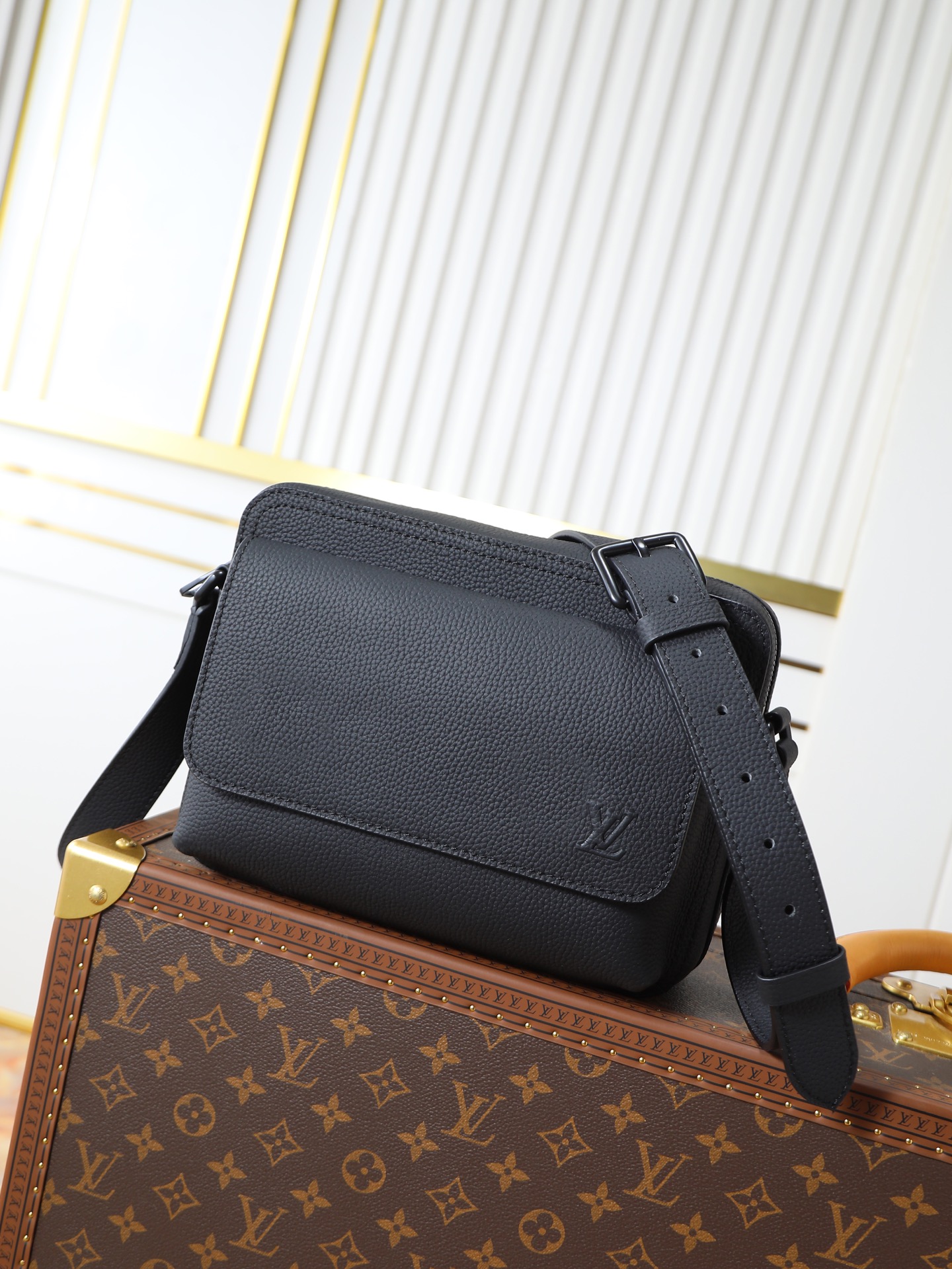 NO:676595,[163C01 Dynamic Chip] Top original model M15265, this Boarding messenger bag has a stylish design and fits the body shape. It is made of lightweight and durable waxed calfskin. It is compact in size. It is equipped with an internal and external patch pocket. The capacity is enough to store an 8.3-inch tablet, and the length is adjustable. Leather shoulder strap, extra comfortable to carry. Black waxed calfskin, waxed calfskin trim, textile lining, black metal parts, main compartment with zipper design, built-in patch pocket for an 8.3-inch tablet, front pocket with magnetic flap for an 8.3-inch tablet, non-detachable, adjustable shoulder strap! ! Size: 24x18x9CM, LV [top original order], louis vuitton, cowhide19860909【163C01动态芯片】顶级原单型号M15265這款Boarding郵差包設計時尚且貼合身型,採用輕巧耐用的蠟面小牛皮製作,尺寸小巧,分別配備一個內置及外置貼袋,容量足以存放一部8.3吋平板電腦,加上可調節長度的皮革肩帶,攜帶格外舒適.黑色一蠟面小牛皮一蠟面小牛皮飾邊一紡織襯裡一黑色金屬件一主隔層配以拉鏈設計一內置貼袋可放一部8.3吋平板電腦一正面口袋配有磁扣翻蓋,可放一部8.3吋平板電腦一肩帶不可拆式,可調節！！尺寸:24x18x9CM,LV【顶级原单】,louis vuitton,cowhide,Bag