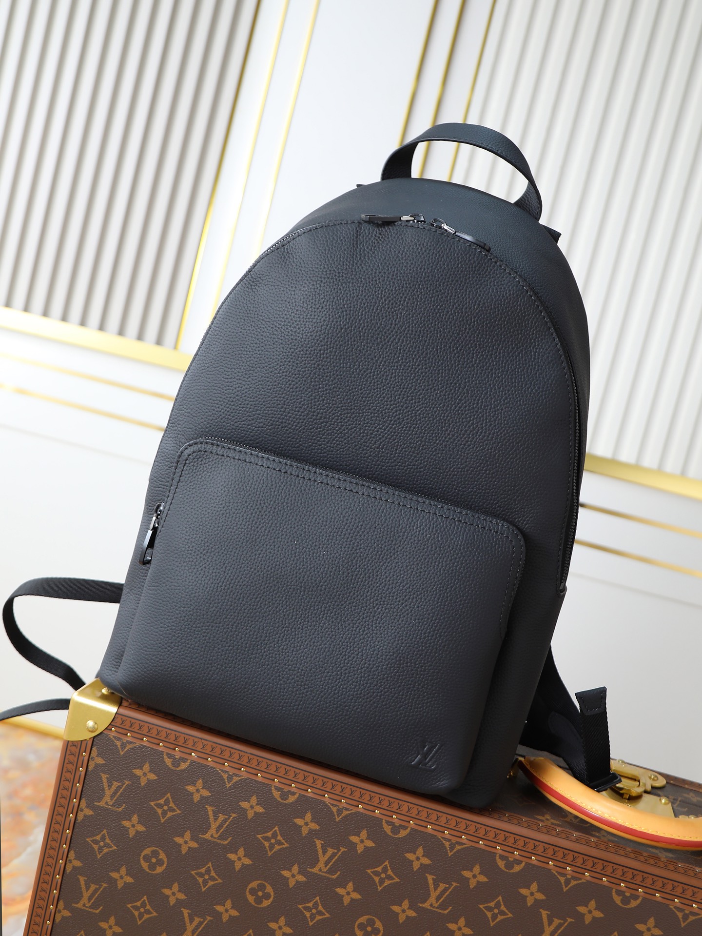 NO:676588,[163C01 dynamic chip] Top original order, model: M15259 Discovery Work. It is made of waxed cow leather and fabric lining to create a spacious configuration, suitable for storing daily needs. The padded compartments and patch pockets can store a 14-inch notebook and a zipper outer pocket with embossed LV letters for easy access. Waxed cow leather, waxed cow leather trim, fabric lining, and metal parts. Double zipper closure, one ample capacity, and one main compartment, which can store 14 One-inch laptop, one zippered front pocket, can store an 8.3-inch tablet, one padded inner patch pocket, one adjustable shoulder strap, one shoulder strap is non-detachable and adjustable! ! Size: 32x42x19CM, LV [top original order], louis vuitton, cowhide19860909【163C01动态芯片】顶级原单,型號:M15259 Discovery Work 以蜡面牛皮革和织物内衬塑造宽敞构型,适宜收纳日常所需.加衬隔层和贴袋可分别存放 14 寸笔记本和,压印 LV 字母的拉链外袋实现便捷取放.蜡面牛皮革一蜡面牛皮革饰边一织物内衬一金属件一双拉链开合一充裕容量一主隔层,可存放 14 寸笔记本一拉链前袋,可存放 8.3 寸平板一加衬内贴袋一可调节肩带一肩带不可拆卸,可调节！！尺寸:32x42x19CM,LV【顶级原单】,louis vuitton,cowhide,Bag