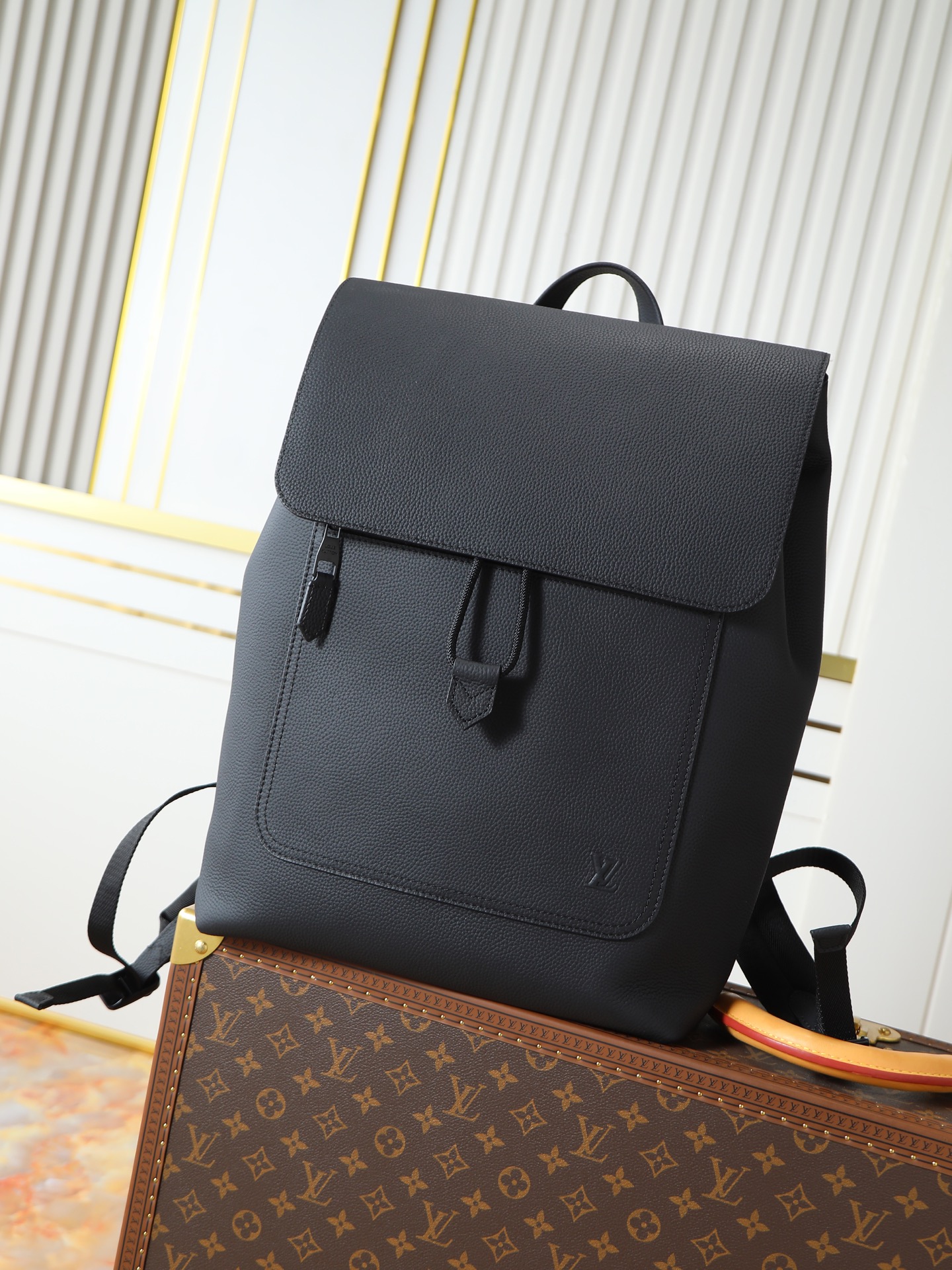 NO:719662,Top-quality original transcoded 163 chip, first-layer matched cowhide model M15262 black Fastline backpack is made of soft and wear-resistant waxed cowhide, with grain texture and embossed LV letters to create a modern business choice. The spacious interior shows functional considerations, and the padded inner patch pocket can easily store a 16-inch laptop. 43 x 15 x 38 cm (height x width x length), LV [top original], louis  vuitton,cowhide19860909顶级原单变码163芯片 头层对版牛皮型号M15262黑色 Fastline 双肩包取材柔软耐磨的蜡面牛皮革,以粒面纹理和压纹 LV 字母打造摩登商务之选.宽敞内部空间彰显功能考量,加衬内贴袋可轻松存放 16 寸笔记本电脑. 43 x 15 x 38 厘米 (高 x 宽 x 长度),LV【顶级原单】,louis vuitton,cowhide,Bag