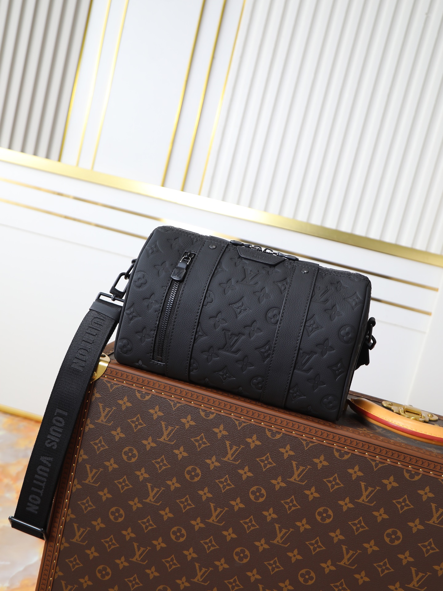 NO:583891,The top original 163 transcoding chip model 26750 black embossed Keepal travel bag condenses the classic configuration, making this trendy urban handbag. The side design has an interesting flip effect Monogram pattern, cleverly echoing the 2018 Kim Jones Upside Down series. The Monogram Eclipse canvas body is equipped with a detachable shoulder strap, which can be easily carried for daily needs. Size 27 x 17 x 13 cm, LV [top original], Louis Vuitton19860909顶级原单163变码芯片型号26750黑色压花Keepal 旅行袋浓缩经典构型,成就此款潮流都市手袋.侧面设计趣味呈现翻转效果 Monogram 图案,巧妙呼应 2018 年 Kim Jones 的 Upside Down 系列.Monogram Eclipse 帆布包身搭配可拆卸肩带,从容背携日常所需.尺寸27 x 17 x 13 厘米,LV【顶级原单】,louis vuitton,Bag