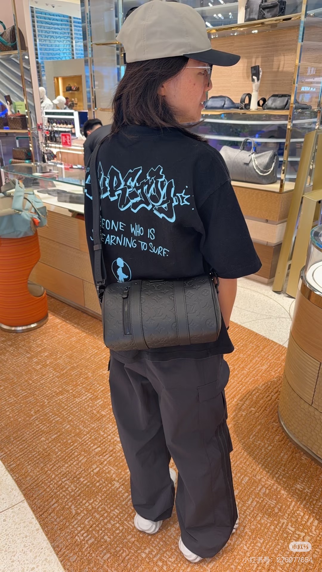 NO:719659,The top original 163 transcoding chip model 26750 black embossed Keepal travel bag condenses the classic configuration, making this trendy urban handbag. The side design has an interesting flip effect Monogram pattern, cleverly echoing the 2018 Kim Jones Upside Down series. The Monogram Eclipse canvas body is equipped with a detachable shoulder strap, which can be easily carried for daily needs. Size 27 x 17 x 13 cm, LV [top original], Louis Vuitton19860909顶级原单163变码芯片型号26750黑色压花Keepal 旅行袋浓缩经典构型,成就此款潮流都市手袋.侧面设计趣味呈现翻转效果 Monogram 图案,巧妙呼应 2018 年 Kim Jones 的 Upside Down 系列.Monogram Eclipse 帆布包身搭配可拆卸肩带,从容背携日常所需.尺寸27 x 17 x 13 厘米,LV【顶级原单】,louis vuitton,Bag