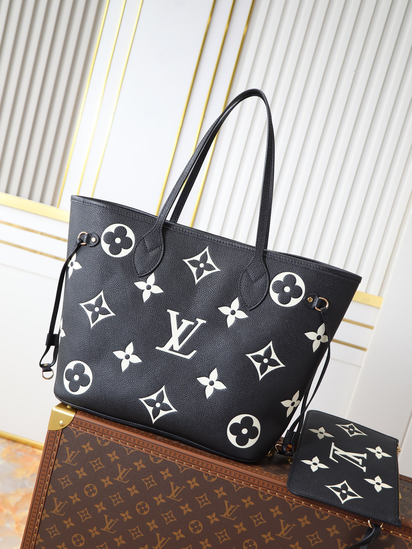 NO:772988,Top-quality original single-layer cowhide semi-steel hardware M45686 apricot, M45685 black, M58907 black with white full leather embossed shopping bag 163 transcoding chip [exclusive background real shot] This Neverfull medium handbag is made of Monogram Empreinte soft embossed leather. Tighten the straps on both sides, and the ample capacity can also be transformed into a compact urban handbag; the long handle allows you to switch between shoulder and elbow. 31.0  x 28.0 x 14.0 cm (length x height x width), LV [top quality original order], louis vuitton, cowhide19860909顶级原单头层牛皮半钢五金M45686杏,M45685黑,M58907黑配白全皮压花购物袋163变码芯片【独家背景实拍】本款 Neverfull 中号手袋取材 Monogram Empreinte 软压纹皮革.收紧两侧束带,充裕容量亦可化身小巧都市手袋；长款手柄实现肩背、肘挎随心切换. 31.0 x 28.0 x 14.0 厘米 (长 x 高 x 宽),LV【顶级原单】,louis vuitton,cowhide,Bag