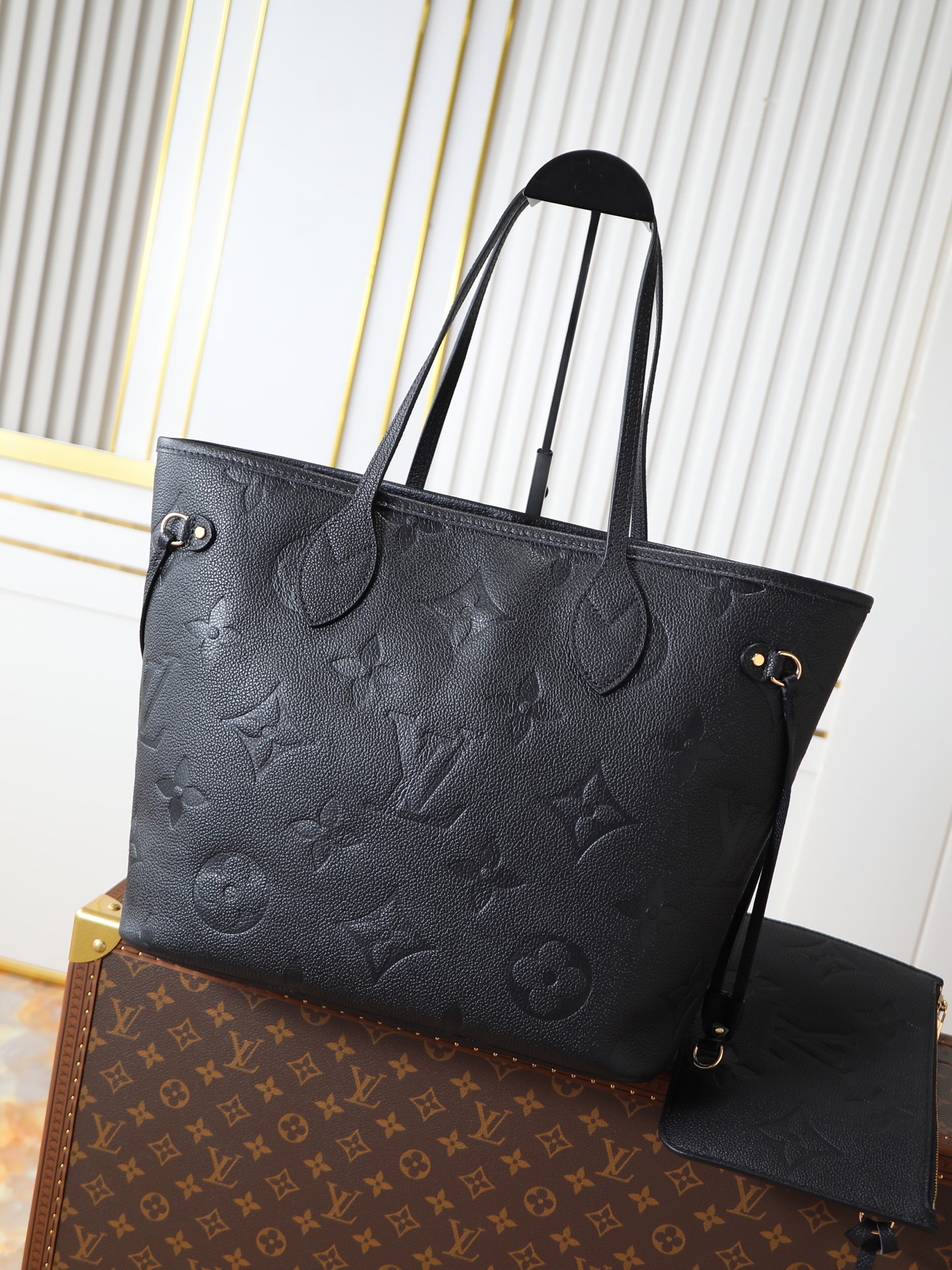 NO:719666,Top-quality original single-layer cowhide semi-steel hardware M45686 apricot, M45685 black, M58907 black with white full leather embossed shopping bag 163 transcoding chip [exclusive background real shot] This Neverfull medium handbag is made of Monogram Empreinte soft embossed leather. Tighten the straps on both sides, and the ample capacity can also be transformed into a compact urban handbag; the long handle allows you to switch between shoulder and elbow. 31.0  x 28.0 x 14.0 cm (length x height x width), LV [top quality original order], louis vuitton, cowhide19860909顶级原单头层牛皮半钢五金M45686杏,M45685黑,M58907黑配白全皮压花购物袋163变码芯片【独家背景实拍】本款 Neverfull 中号手袋取材 Monogram Empreinte 软压纹皮革.收紧两侧束带,充裕容量亦可化身小巧都市手袋；长款手柄实现肩背、肘挎随心切换. 31.0 x 28.0 x 14.0 厘米 (长 x 高 x 宽),LV【顶级原单】,louis vuitton,cowhide,Bag