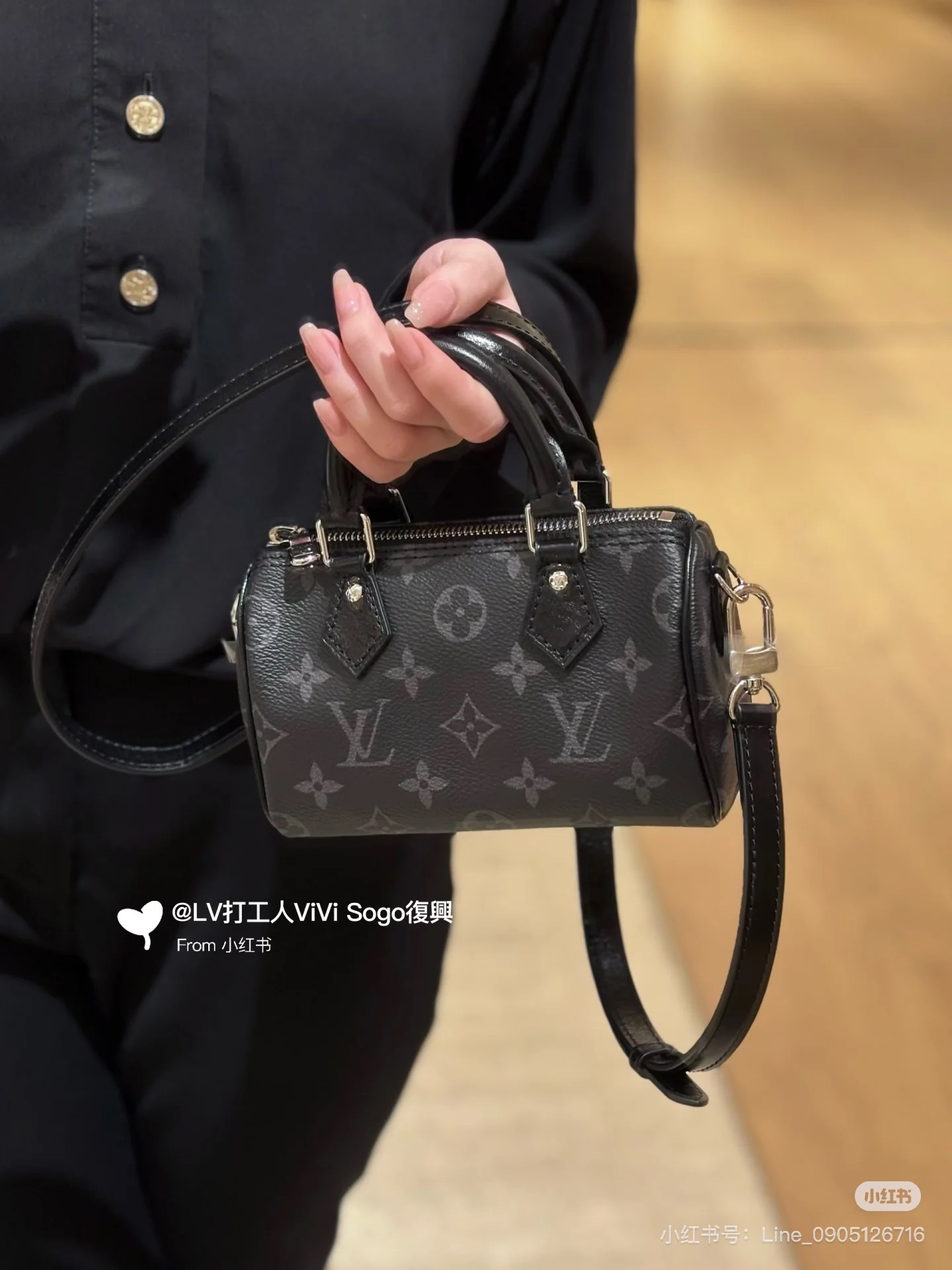 NO:719837,Top original single 163 transcoding chip model M26573 black flower mini pillow bag. This Nano Speedy handbag is made of canvas and uses Monogram Eclipse pattern to convey elegant style, easily brightening the day and night look. The Yingze metal parts exude a sophisticated atmosphere, with ample space to accommodate short wallets and other daily needs, and the detachable shoulder strap allows for a variety of carrying methods. Size 16 × 10 × 7.5 cm, LV [top original order], louis  vuitton19860909顶级原单163变码芯片型号M26573黑花mini枕头包本款Nano Speedy手袋采用帆布塑造玲构型,以Monogram Eclipse图案传递优雅风尚,轻松点亮昼夜造型.莹泽金属件流露考究气息,充裕空间可容纳短款钱夹等日常所需,可拆卸肩带实现多种背携方式.尺寸16 × 10 × 7.5 cm,LV【顶级原单】,louis vuitton,Bag