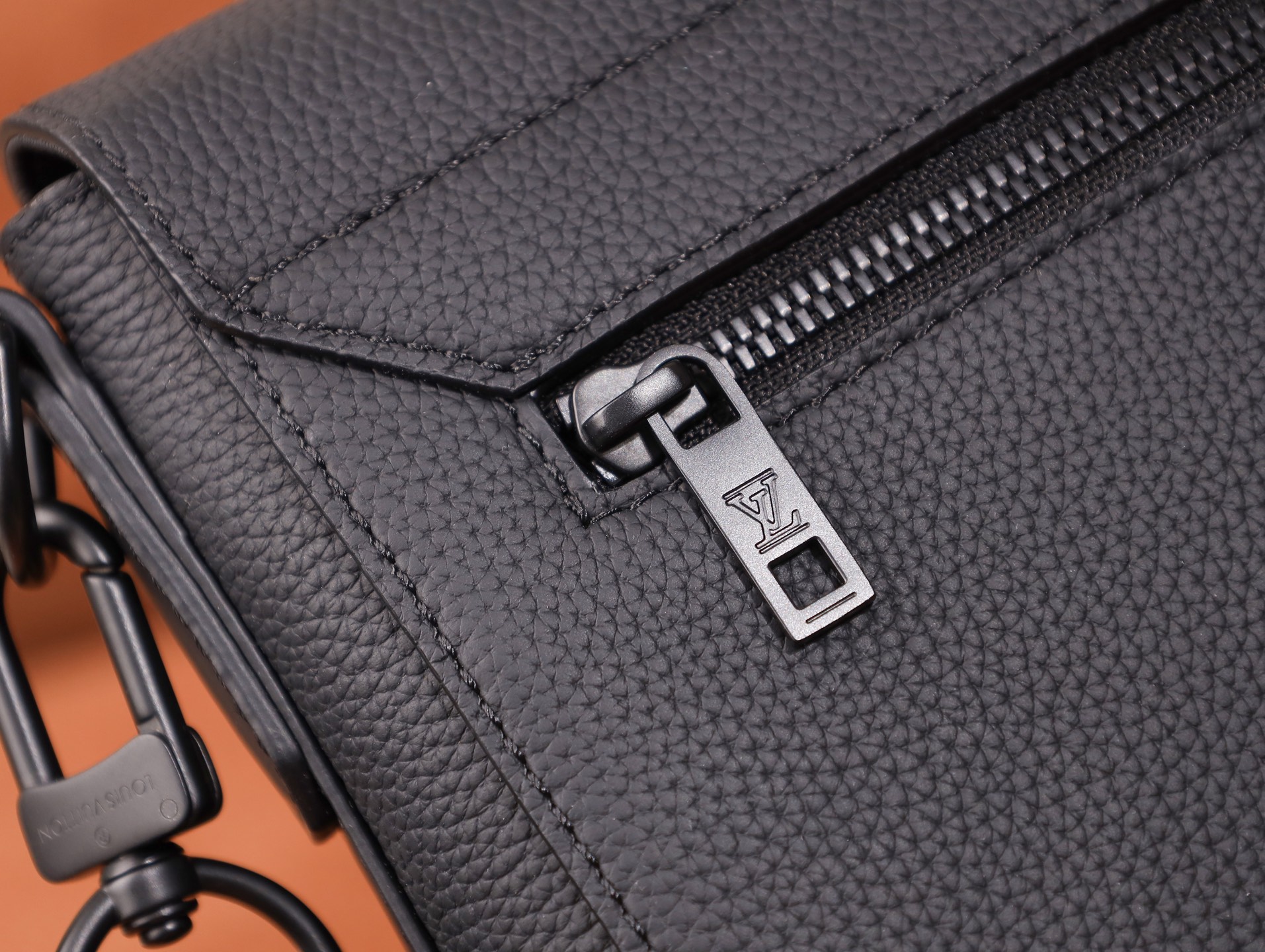 NO:701297,M57080 black LV Aerogram messenger bag has a minimalist design and is full of trendy atmosphere. The customizable tags on the delicate cow leather surface are like stamps on old aviation letterheads. The right-angled flap opens the interior space, which can accommodate mobile phones, tablets and documents. The zippered back pocket securely stores valuables. 28.0 x 24.0 x 10.0 cm (length x height x width), LV [top quality original], louis  vuitton,cowhide19860909M57080黑色 LV Aerogram 邮差包以极简设计满溢潮流气息细腻牛皮革表面的可定制标签仿佛旧式航空信笺上的邮票,直角翻盖开启内部空间,可容纳手机、平板电脑和文件,拉链后袋稳妥收纳贵重物品.28.0 x 24.0 x 10.0 厘米 (长 x 高 x 宽),LV【顶级原单】,louis vuitton,cowhide,Bag