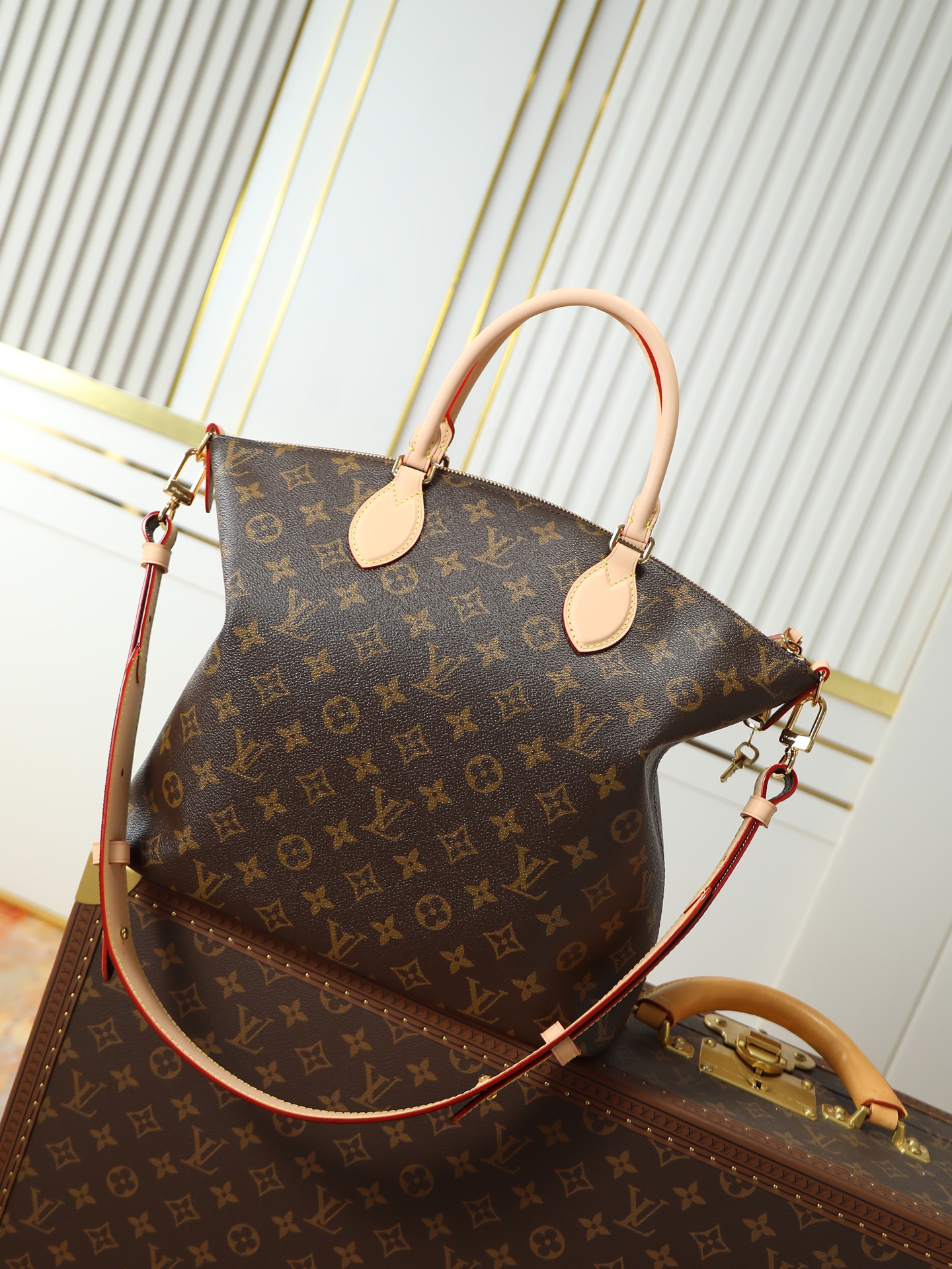 NO:676599,, top original order, 163 dynamic chips, matched semi-steel hardware, model number M26494 The original Lockit handbag was inspired by the travel handbag worn by Audrey Hepburn in 'Two For The Road' in 1958 - this Neo  The MM version is also iconic. Perfect for work and weekends, it is made of the iconic Monogram canvas and features a gold padlock. The roomy style fits a laptop and can be worn in a variety of ways, with or without a longer strap. Dimensions 36 x 30 x 15 cm (L x H x W), LV [Top Original], burberry, Louis Vuitton19860909,顶级原单,163动态芯片 对版半钢五金,型号M26494 最初的Lockit手提包的灵感来自Audrey Hepburn在1958年《Two For The Road》中佩戴的旅行手提包——这个Neo MM版本也是标志性的.非常适合工作和周末,它由标志性的Monogram帆布制成,并带有金色的挂锁.宽敞的款式适合笔记本电脑,可以以多种方式佩戴,带或不带更长的带子.尺寸36 x 30 x 15 cm (长 x 高 x 宽）,LV【顶级原单】,burberry,louis vuitton,Bag