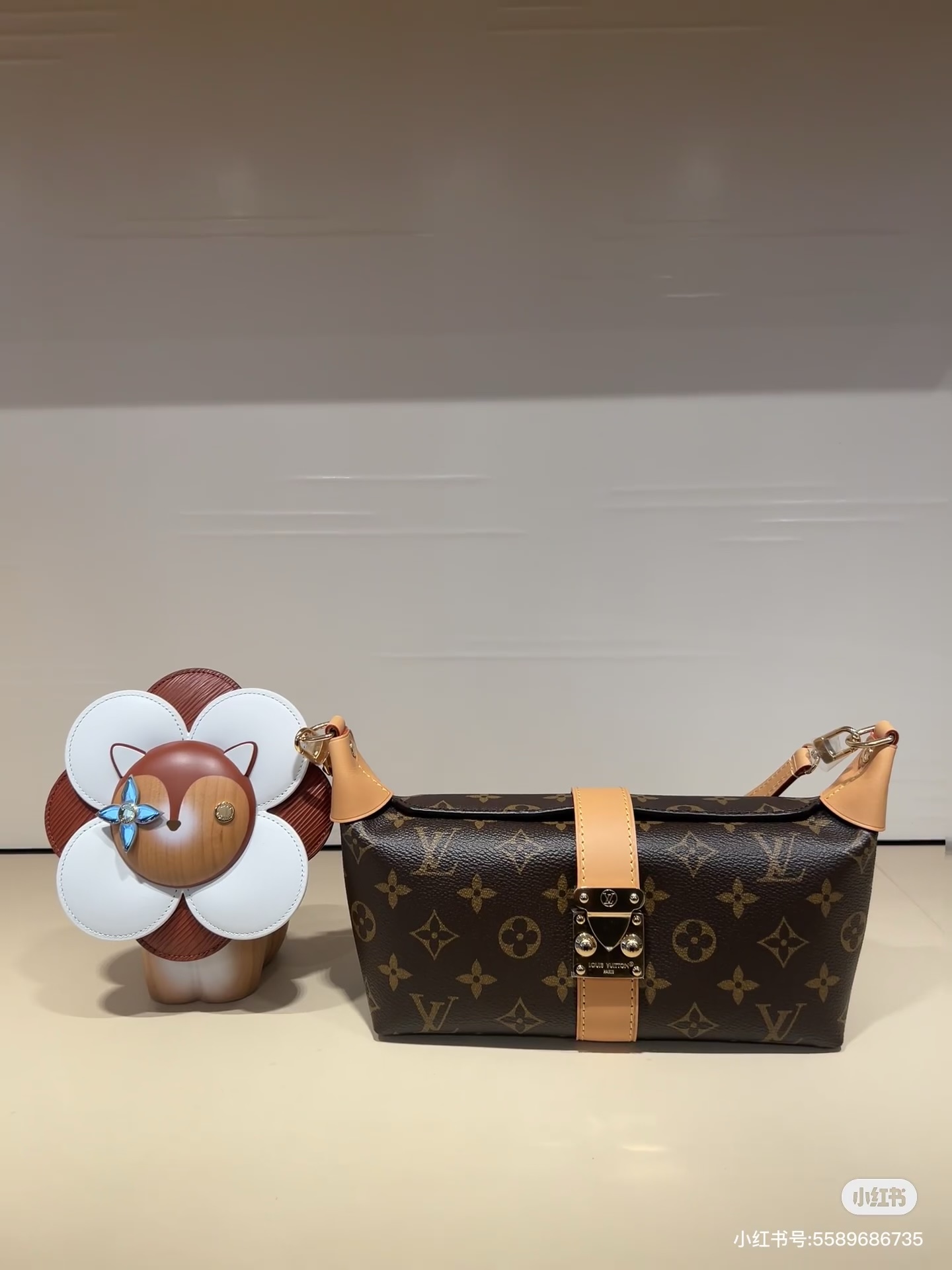 NO:676597,Top original order, 163 code chip M26191 steel lock armpit bag. This chette Mia handbag is from the Monogram series. The Monogram canvas body is integrated with cow leather trim, and the S-lock buckle highlights the brand identity. The right size can easily store daily necessities, making it an elegant choice for day and night travel. Suitable for shoulder or hand carry. 14.5 x 8 x 22 cm (height x width x  length), LV [top original order], louis vuitton, cowhide19860909顶级原单,163变码芯片M26191钢锁腋下包 本款 chette Mia 手袋出自 Monogram 系列,为 Monogram 帆布包身融入牛皮革饰边,再以 S-lock 锁扣彰显品牌身份.恰宜尺寸轻松收纳日常所需,成就昼夜出行的考究之选.肩背或手提皆宜.14.5 x 8 x 22 厘米 (高 x 宽 x 长度),LV【顶级原单】,louis vuitton,cowhide,Bag