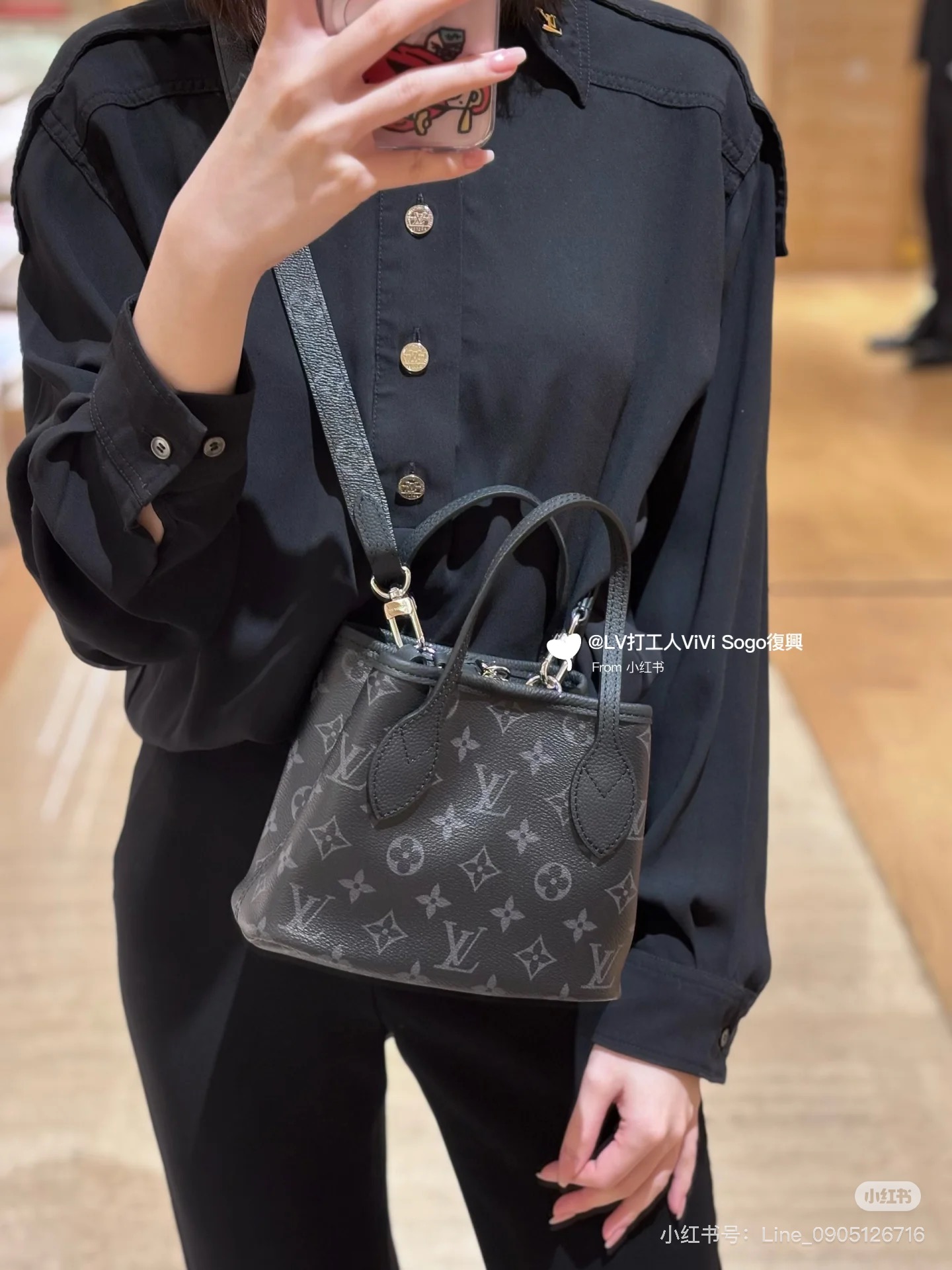 NO:676587,[Top original order] Semi-steel 163 dynamic chip model M15210 black flower black double-sided shopping bag Neverfull Bandouliere Inside Out BB handbag this season interprets the double-sided version of the classic design, with the iconic Monogram  Canvas and grained leather decorate the front and back. The detachable zipper bag can be used alone or hung externally. The detachable shoulder strap is convenient for cross-body wear, and dazzling metal parts add exquisite details. Dimensions 26.5x16.5x11 cm (length x height x width), LV [top quality original], Louis Vuitton19860909【顶级原单】半钢163动态芯片 型号M15210黑花黑色 双面购物袋 Neverfull Bandouliere Inside Out BB 手袋本季演绎经典设计的双面版本,以标志性Monogram 帆布和粒面皮革分饰正反面.可拆卸拉链袋既可单独使用,亦可悬挂于外部.可拆卸肩带方便斜挎,耀目金属件再添考究细节.尺寸26.5x16.5x11厘米（长度x高x宽）,LV【顶级原单】,louis vuitton,Bag