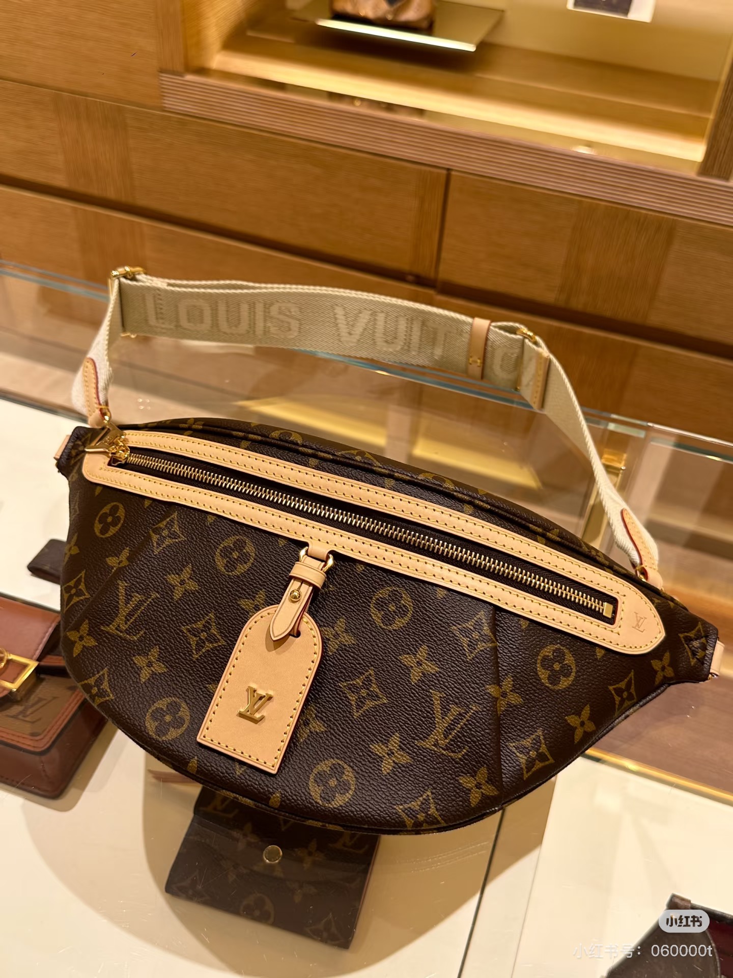 NO:701290,M46784 presbyopic chest bag and waist bag series, the latest presbyopic bombag waist bag, more details..., LV [top original order], louis vuitton19860909M46784老花 胸包腰包系列 最新款老花bumbag腰包 ,更多细节.……,LV【顶级原单】,louis vuitton,Bag