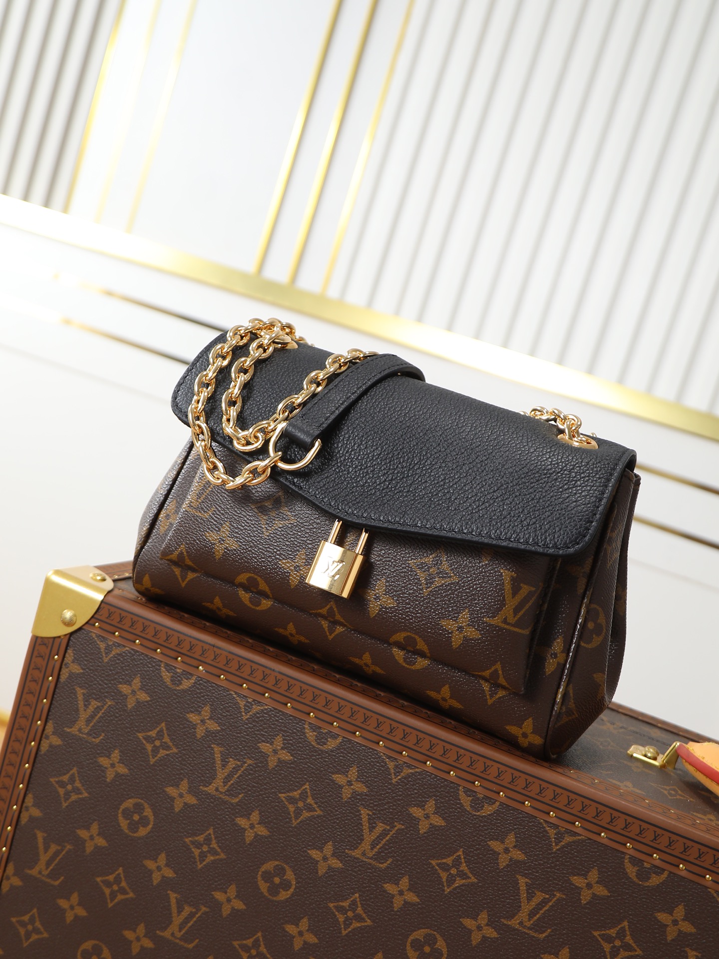 NO:676604,, top original order, transcoding chip model M26398 black M27067 burgundy This BB handbag is named after the exquisite and artistic Saint-Germain neighborhood in Paris. It is a fashionable choice whether it is day or night. The handbag is made of Monogram canvas, decorated with leather on the edge, and embellished with a gold-toned padlock, paying tribute to Louis Vuitton's classic luggage design. The slip chain design provides a variety of matching methods, either on the shoulder or in the hand. 24 x  17x9 cm (length x height x width), LV [top quality original order], louis vuitton, louis vuitton19860909,顶级原单,变码芯片 型号M26398黑色 M27067酒红 这款BB手袋以巴黎精致而富有艺术气息的圣-杰曼街区命名,无论是白天还是夜晚,它都是一个时尚的选择.手袋采用Monogram帆布制成,边缘装饰有皮革,并点缀着一个金色色调的挂锁,向路易威登的经典行李箱设计致敬.滑链设计提供了多种搭配方式,既可肩背,也可手提. 24 x 17x9 厘米(长x高x宽),LV【顶级原单】,louis vuitton,louis vuitton,Bag