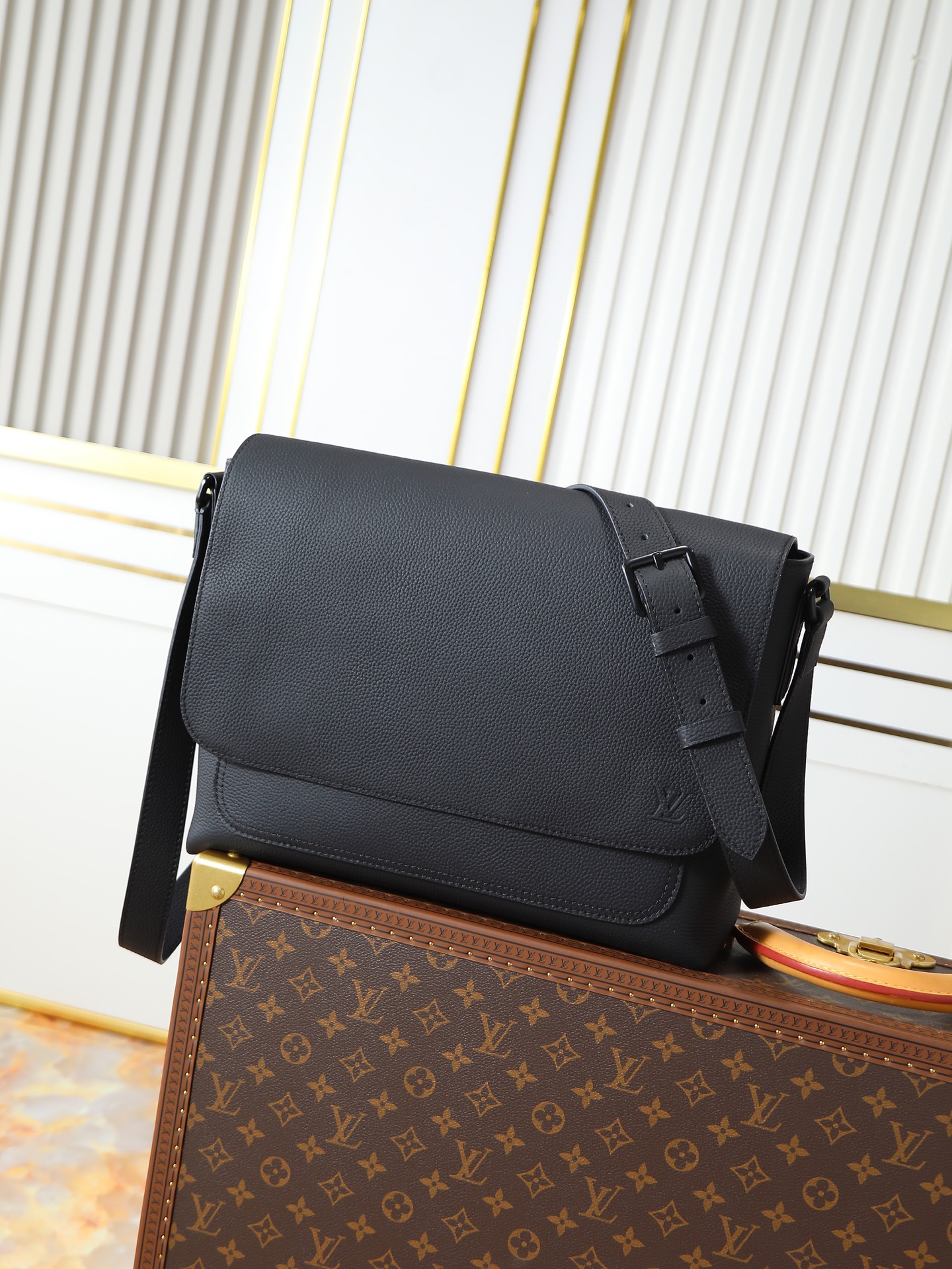 NO:676589,Top original order Transcoding chip 163C, model M15268 black original leather, Boarding messenger bag is made of lightweight and wear-resistant waxed cowhide, with a sophisticated configuration and internal and external patch pockets for proper storage of 1 4-inch tablet computer. Adjustable leather shoulder strap upgrades the comfort experience. Dimensions 29x 12 x 33 cm (height x width x length), LV [top original order], louis vuitton, cowhide19860909顶级原单 变码芯片163C ,型号M15268黑原厂皮,Boarding 邮差包取材轻质耐磨的蜡面牛皮革,为精巧构型搭配内外贴袋,便于妥善存放 1 4寸平板电脑.可调节皮革肩带升级舒适体验. 尺寸29x 12 x 33厘米 (高 x 宽 x 长度),LV【顶级原单】,louis vuitton,cowhide,Bag