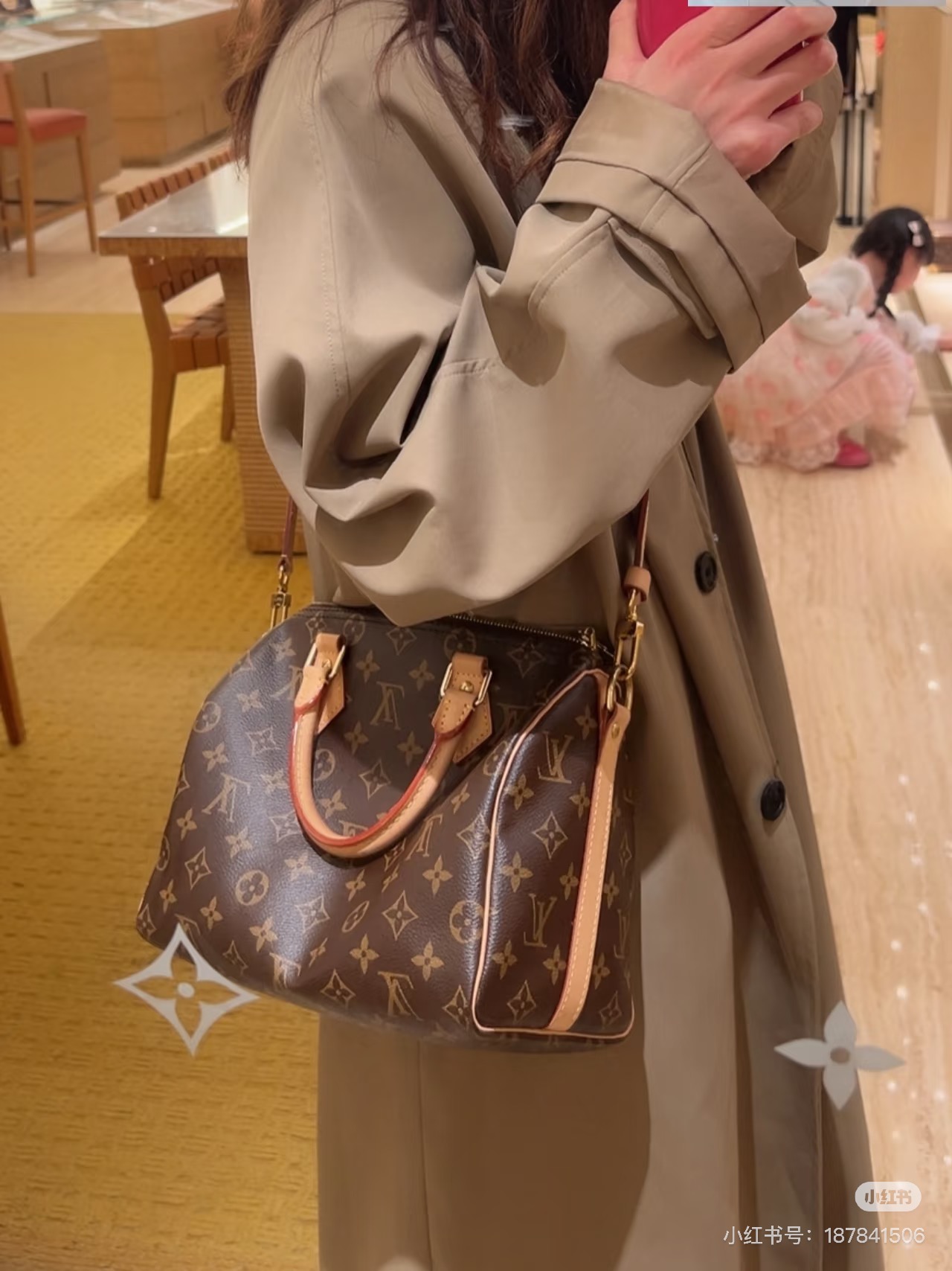 NO:676605,[163C01 dynamic chip] Top original order, model: M46977 presbyopia, M41113 presbyopia 25cm new version pillow bag, Speedy series handbags were originally designed for travelers, and the name pays tribute to the booming rapid transit system in the 1930s. This Speedy Bandoulière 25 handbag uses Monogram The canvas reproduces the iconic structure, and continues the classic details with rolled leather handles, engraved padlocks and detachable shoulder straps, making it a good choice for urban travel. Monogram coated canvas, cow leather trim, fabric lining, metal hardware, two zippers, a padlock, an inner patch pocket, a 6.7-inch smart phone, Sarah wallet, keys, tissues and sunglasses, a detachable and adjustable shoulder strap! ; Size: 25x19x15CM, LV [top original order],19860909【163C01动态芯片】顶级原单,型號:M46977老花,M41113老花25cm新版枕头包,Speedy 系列手袋原为旅行者而设计,借由此名致敬 1930 年代蓬勃发展的捷运系统.此款 Speedy Bandoulière 25 手袋采用 Monogram 帆布再现标志性构型,以辊压皮革手柄、铭纹挂锁和可拆卸肩带延续经典细节,成就都市出行佳选.Monogram 涂层帆布一牛皮革饰边一织物内衬一金属件一双拉链一挂锁一内贴袋一可收纳 6.7 寸智能、Sarah 钱夹、钥匙、、纸巾和太阳一肩带可拆卸,可调节！；尺寸:25x19x15CM,LV【顶级原单】,louis vuitton,cowhide,Bag