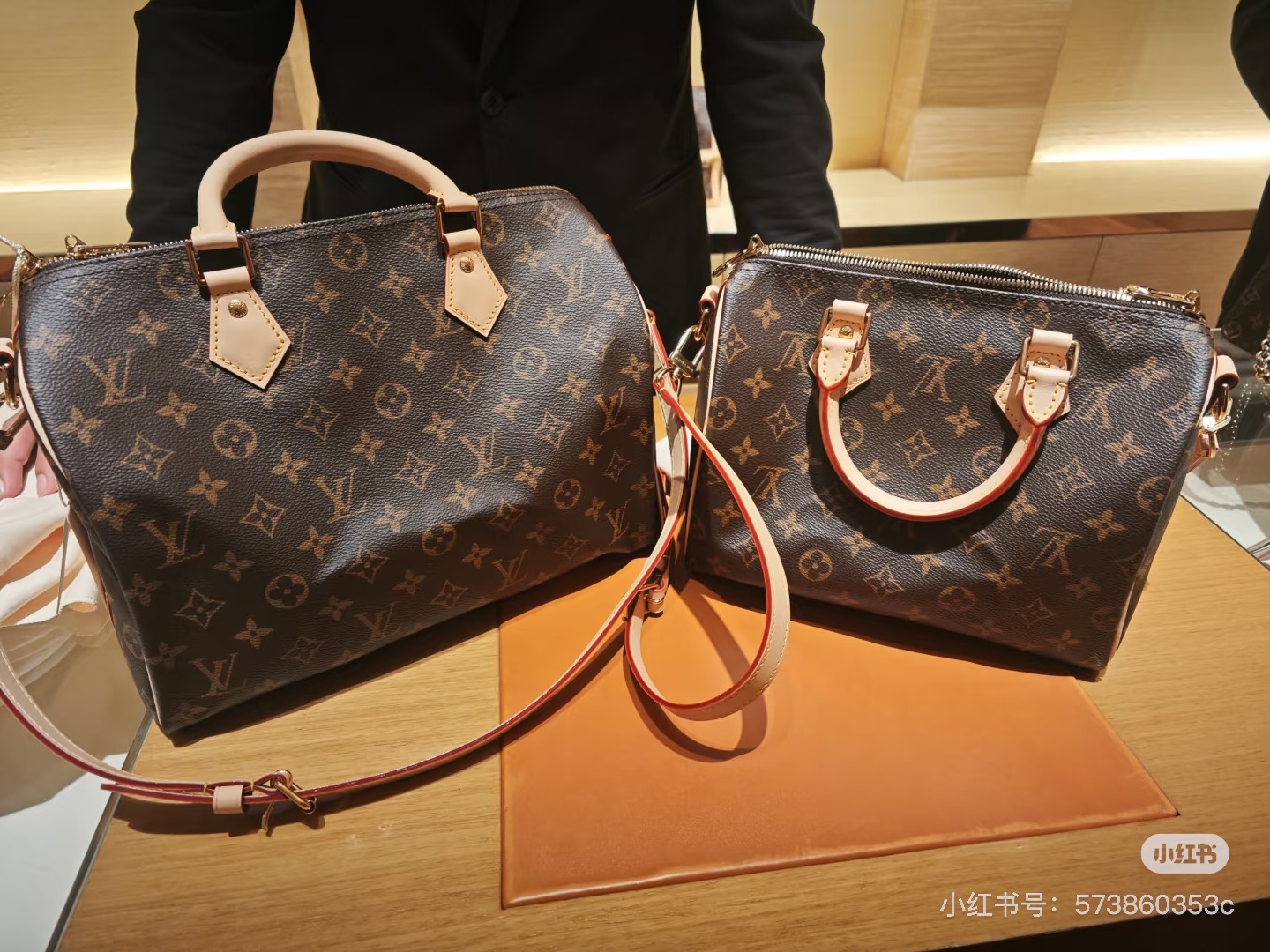 NO:676607,, [163C01 dynamic chip] top original order, model: M46980, M41112 Presbyopia 30cm new version pillow bag, Speedy series handbags were originally designed for travelers in the 1930s, and their name originated from the rapid development of the rapid transit system at that time. This Speedy Bandoulière 30 handbag uses Monogram The canvas reproduces the iconic structure, and continues the classic details with rolled leather handles, engraved padlocks and detachable shoulder straps, making it a perfect choice for urban life. 21 x 17 x 30 cm (height x width x length), LV [top quality original order], louis vuitton19860909,【163C01动态芯片】顶级原单,型號:M46980,M41112老花30cm新版枕头包, Speedy 系列手袋原为 1930 年代的旅行者而设计,其名源于当时高速发展的捷运系统.此款 Speedy Bandoulière 30 手袋采用 Monogram 帆布再现标志性构型,以辊压皮革手柄、铭纹挂锁和可拆卸肩带延续经典细节,成就都市生活佳选. 21 x 17 x 30 厘米 (高 x 宽 x 长度),LV【顶级原单】,louis vuitton,Bag