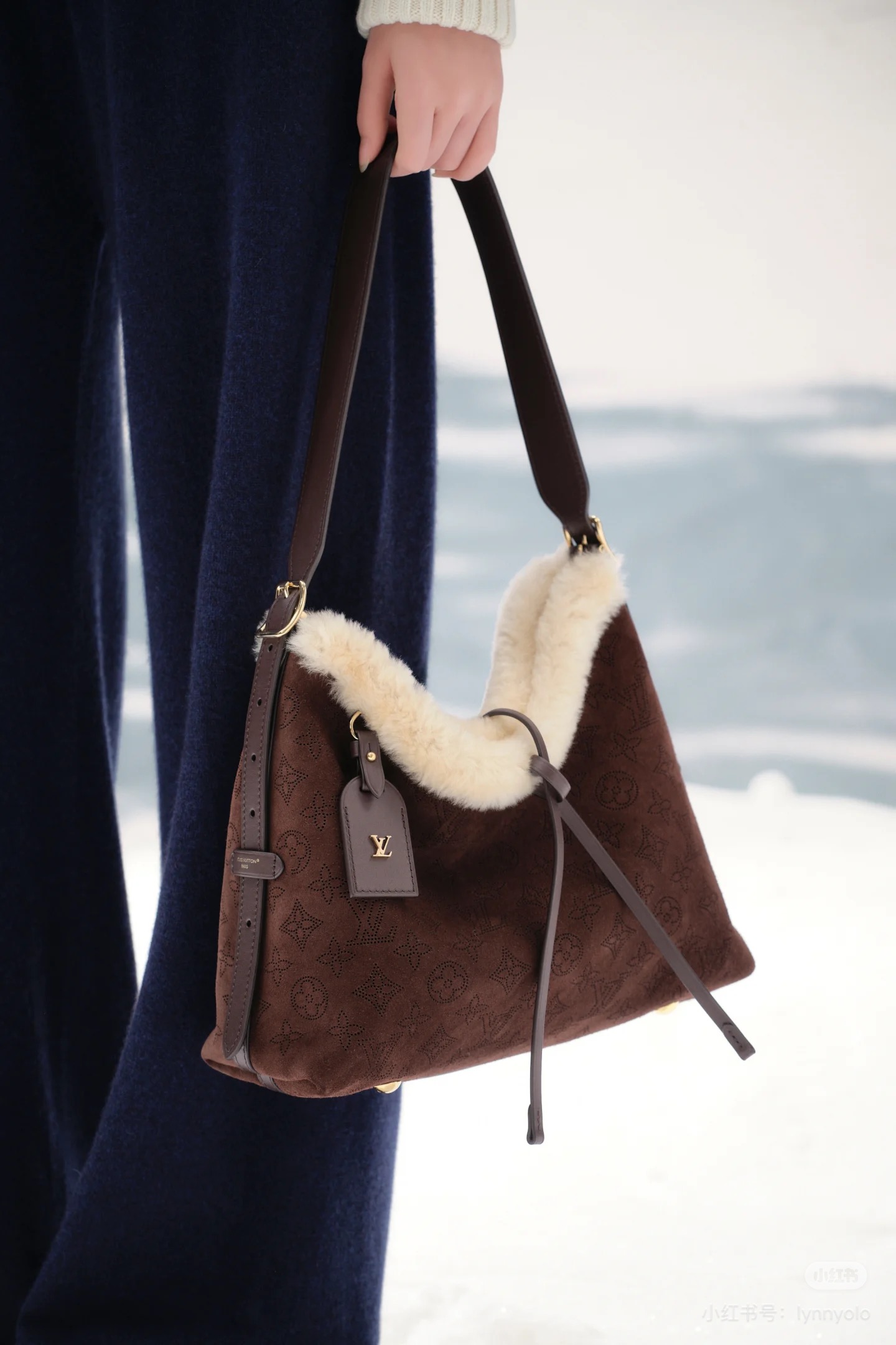 NO:676603,The all-steel hardware transcoding chip model M26421 brown wool M46203 is developed according to the version. This small CarryAll handbag is from the LV Ski series. It is made of Monogram perforated suede leather and shearling trim, making it a good choice for a comfortable and warm winter look. The magnetic buckle closure and leather strap open up ample space, which can easily store a long wallet and daily needs. 29.0 x 24.0 x 12.0  CM, LV [top original order], louis vuitton19860909对版开发全钢五金变码芯片型号 M26421棕羊毛 M46203绒皮下,本款 CarryAll 小号手袋出自 LV Ski 系列,为 Monogram 镂花穿孔绒面皮革融入羊毛皮饰边,成就冬日舒暖造型佳选.磁扣开合与皮革带开启充裕空间,可轻松收纳长款钱夹和日常所需.29.0 x 24.0 x 12.0 CM,LV【顶级原单】,louis vuitton,Bag