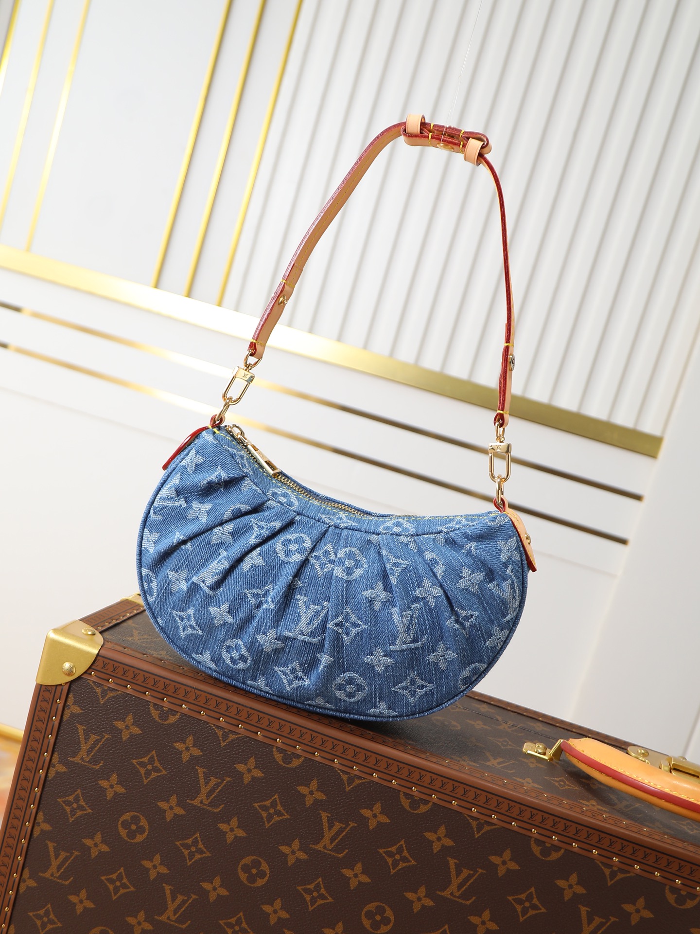NO:639963,Original quality, exclusive real shot 163 transcoding chip, model M13571 blue denim underarm bag mahjong bag new season POCHETTE VALLEY handbag Pochette Valley handbag is made of Monogram cotton denim, with contrasting cow leather trim and dazzling metal parts, giving the classic design a modern style. Remove the handle to transform into a clutch. 15 x 7 x 21 cm, LV [top original order], louis  vuitton,handbag,cowhide19860909原单品质,独家实拍 163变码芯片,型号M13571蓝色 丹宁牛仔腋下包麻将包 当季新款 POCHETTE VALLEY 手袋 Pochette Valley 手袋取材 Monogram 棉质丹宁布,搭配撞色牛皮革饰边和耀目金属件,令经典设计绽放摩登风范.取下手柄即可化身手拿包.15 x 7 x 21 厘米,LV【顶级原单】,louis vuitton,handbag,cowhide,Bag