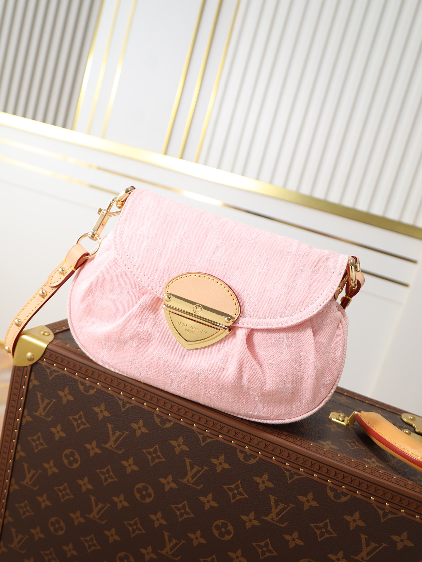 NO:639965,163 chips, original quality model M13347 pink denim 1, this Sunset handbag relies on exquisite bleaching technology to make Monogram Denim born in 2005  Patterns return to the new season's vision. Smooth leather trim and metal buckles light up the elegant structure, which can easily store the essentials for day and night. Use the included shoulder strap to switch between hand, shoulder and cross-body. Fabric - cow leather trim - fabric lining - metal hardware - buckle - inner patch pocket - front patch pocket - can store smartphones, keys, Zippy wallet and headphones - shoulder strap is detachable and adjustable!  !  ; Size: 27x18x3CM, LV [top original order], louis vuitton, cowhide19860909163芯片,原单品质型号M13347粉色牛仔1,本款 Sunset 手袋依托精湛漂白工艺,令诞生于 2005 年的 Monogram Denim 图案回归新季视野.光滑皮革饰边和金属插扣点亮考究构型,可轻松收纳昼夜所需.巧用随附肩带,手提、肩背、斜挎自如切换.织物一牛皮革饰边一织物内衬一金属件一插扣一内贴袋一前贴袋一可收纳智能手机、钥匙、Zippy 钱夹和耳机一肩带可拆卸,可调节！！；尺寸:27x18x3CM,LV【顶级原单】,louis vuitton,cowhide,Bag