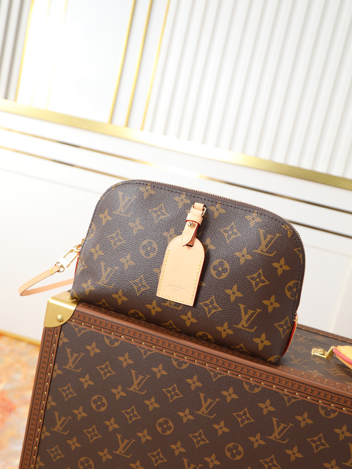 NO:639977,[163C01 dynamic chip] Top original order, model M26787 presbyopia, this Tag The Me small storage bag is a new item in the brand's Monogram pattern series. It is made of classic Monogram canvas, decorated with leather trim, and embellished with a luggage tag charm that matches the detachable shoulder strap. The design is small and exquisite, with gold metal parts embellished with elegant details, and the capacity is sufficient Storage of daily necessities such as mobile phones. Monogram pattern - coated canvas - cowhide trim - nylon lining - gold metal parts - zipper design - 1 detachable luggage tag charm - can hold smartphones, Romy card holders, lipstick and keys - shoulder strap is detachable, not adjustable! ! Size: 24.5x17x4.5CM, LV [top original order], louis vuitton, cowhide19860909【163C01动态芯片】顶级原单,型号M26787老花,這款Tag Me小型收納包是品牌Monogram圖案系列的全新單品,以經典Monogram帆布製造,配以皮革飾邊,綴有與可拆式肩帶相襯的行李吊牌吊飾.設計小巧精緻,金色金屬件點綴典雅細節,容量足以收納手機等日常必需品.Monogram圖案一塗層帆布一牛皮飾邊一尼龍襯裡一金色金屬件一拉鏈設計一1個可拆式行李吊牌吊飾一可放置智能手機、Romy卡片套、唇膏及鎖匙一肩帶可拆式,不可調節！！尺寸:24.5x17x4.5CM,LV【顶级原单】,louis vuitton,cowhide,Bag