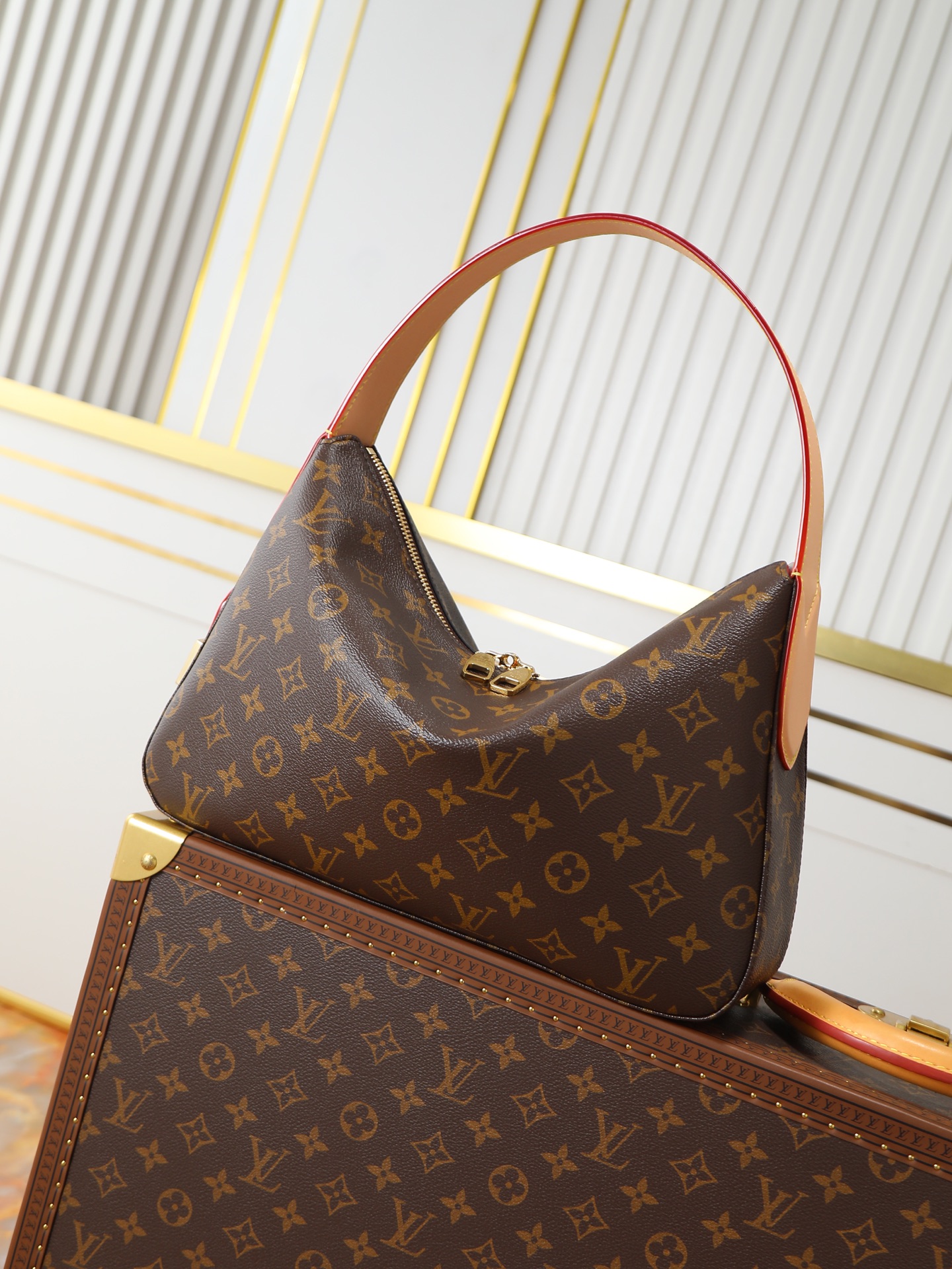 NO:639986,Original quality matched lock transcoding chip model M11952 presbyopic armpit bag. This small Slouchy handbag is made of Louis Vuitton's classic Monogram canvas. It has a unique silhouette that is suitable for shoulder and hand carry to suit various occasions such as business office or weekend outing. The new padlock and name tag mark the new season elements, highlighting the brand's long heritage and exquisite craftsmanship. 22 x 9 x 33 cm (H x W x  Length), LV [top original order], louis vuitton, louis vuitton19860909原单品质对版锁头变码芯片型号M11952老花腋下包本款 Slouchy 小号手袋采用路易威登经典 Monogram 帆布,以肩背手提两相宜的别致廓形驾驭商务办公或周末出游等各式场合.崭新挂锁和名牌标注新季元素,彰显品牌的悠久传承与精湛工艺. 22 x 9 x 33厘米 (高 x 宽 x 长度),LV【顶级原单】,louis vuitton,louis vuitton,Bag