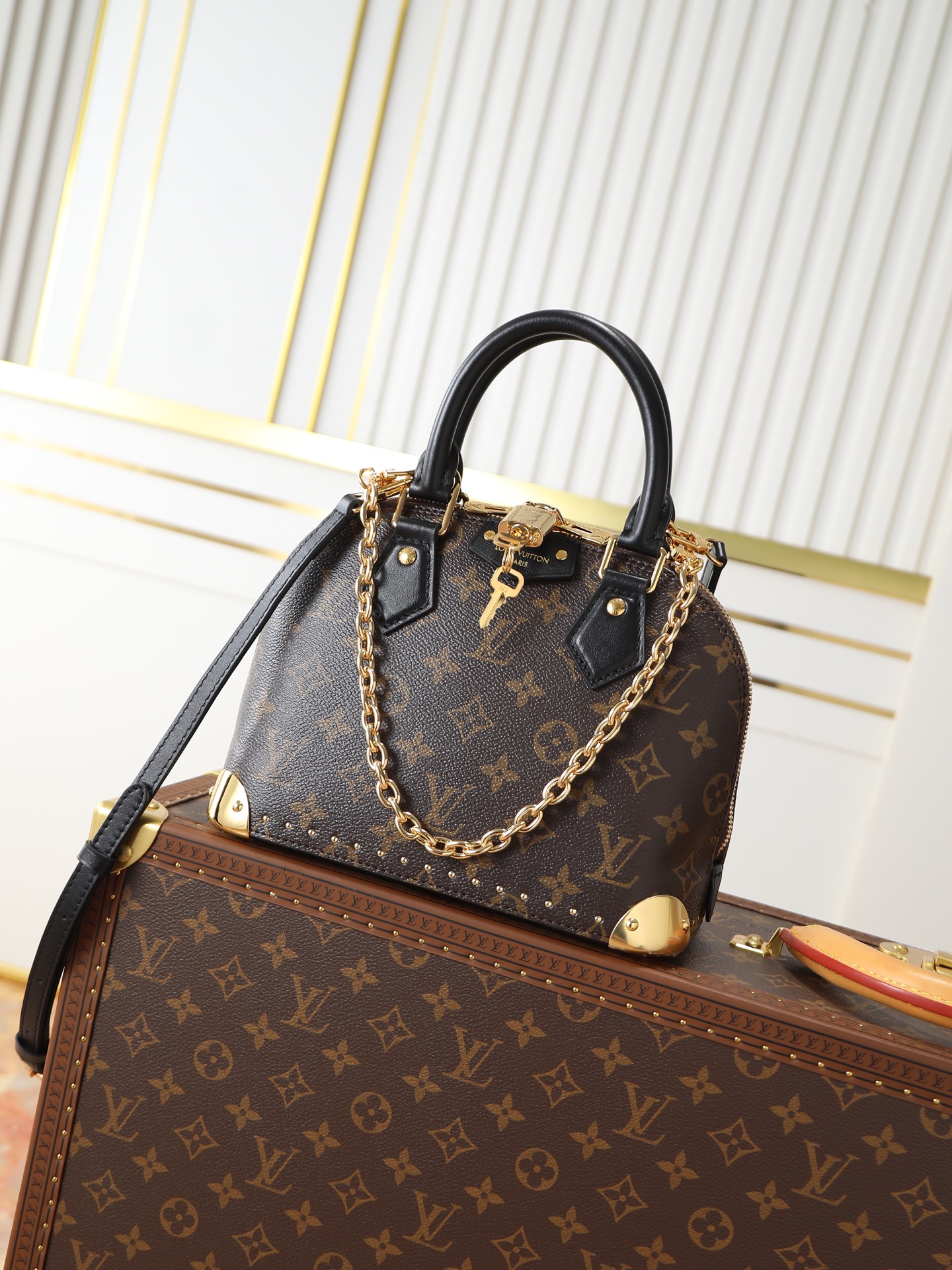 NO:639988,The all-steel hardware M26084 AlmaBB handbag, Liu Yifei's same top original model, has been reinterpreted and becomes a new member of the Trunk series, paying tribute to the brand's long-standing travel culture with a classic logo. The handbag is made of Monogram canvas, paired with deep leather trim, and embellished with dazzling metal corners and studs. This version is equipped with a detachable chain, which can be matched with an adjustable shoulder strap or used alone. Size 22 × 19 × 11  cm, LV [top original order], louis vuitton19860909刘亦菲同款顶级原单 全钢五金M26084 AlmaBB手袋经焕新演绎,成为Trunk系列的新成员,以经典标识致敬品牌悠久的旅行文化.手袋甄选Monogram帆布,搭配深邃皮革饰边,并以耀目金属包角和饰钉点缀.此版本配有可拆卸链条,可与可调节肩带搭配或单独使用.尺寸22 × 19 × 11 cm,LV【顶级原单】,louis vuitton,Bag