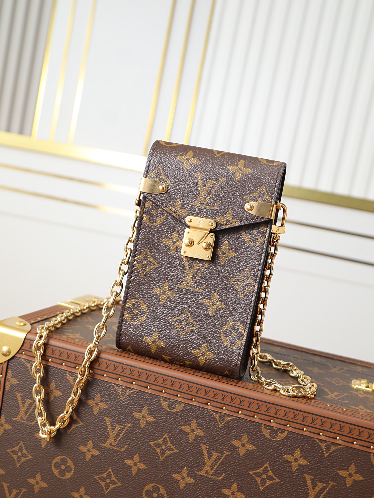 NO:719846,, top original single 164 transcoding chip M13572 This Métis mobile phone bag draws inspiration from Louis Vuitton's classic luggage, and is cut from a whole piece of Monogram canvas to create an exquisite configuration. The S-lock lock and metal corners reflect the brand's long tradition of box making. Attach a detachable chain to instantly free your hands. 17.5 x 4 x 10.4 cm (height x width x  Length), LV [top original order], louis vuitton, louis vuitton19860909,顶级原单 164变码芯片 M13572 本款 Métis 手机包向路易威登经典行李箱采撷灵感,以整片 Monogram 帆布裁出工致构型.S-lock 锁扣和金属包角娓娓道出品牌悠久的制箱传统.系上可拆卸链条,瞬间解放双手. 17.5 x 4 x 10.4 厘米 (高 x 宽 x 长度),LV【顶级原单】,louis vuitton,louis vuitton,Bag