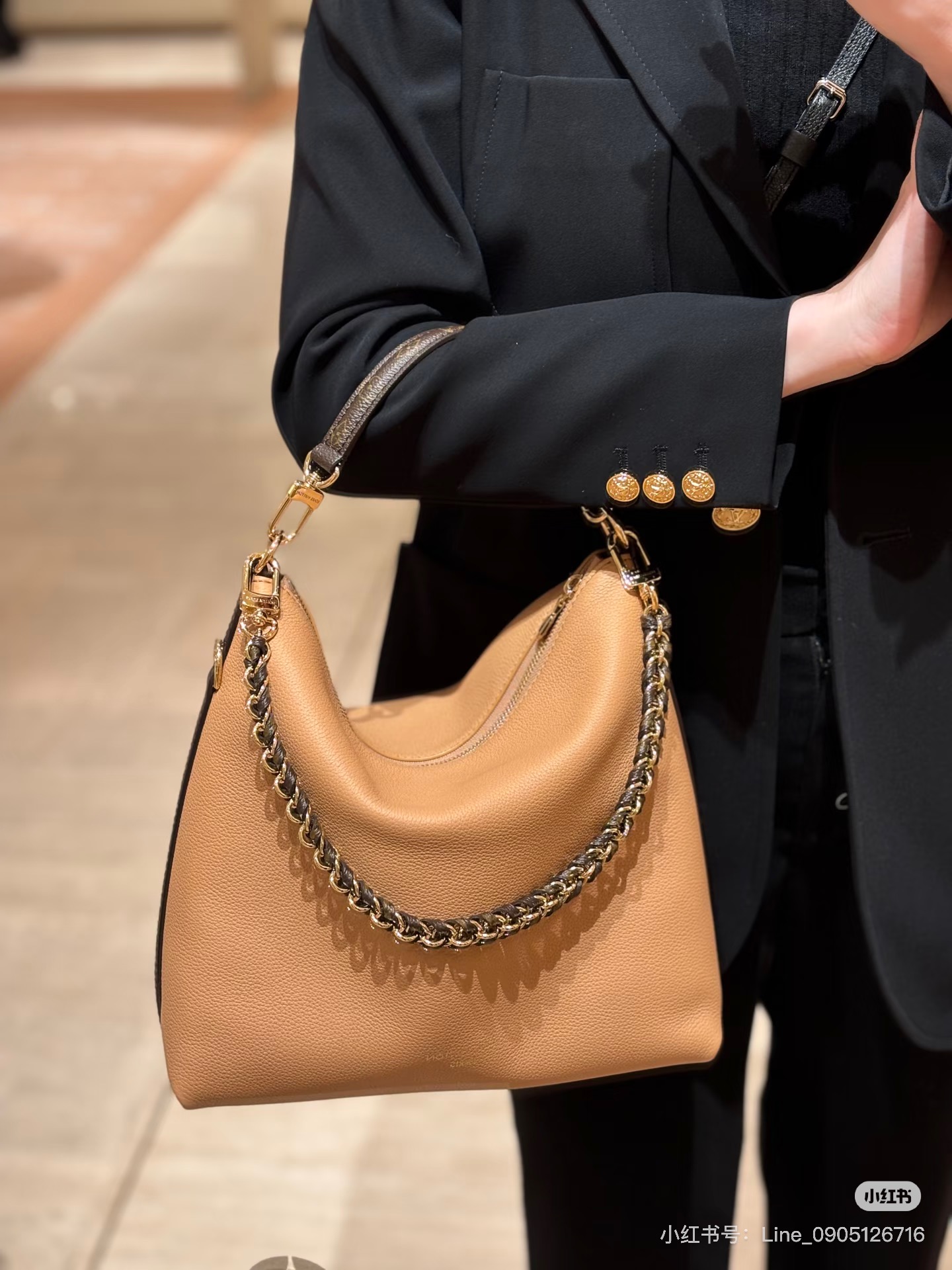 NO:676598,The top-quality original 163 transcoding chip M28029 Multipass handbag is inspired by the Express handbag that debuted in the 2025 autumn and winter series. This handbag adopts a casual drape shape, with the brand's iconic Monogram canvas trim, and is embellished with a dazzling woven chain. It can be carried in a variety of ways and can accommodate daily needs such as tablets. Dimensions 30 x 26 x 10 cm (length x height x  Width), LV [top original order], louis vuitton19860909顶级原单163变码芯片M28029 Multipass 手袋的灵感源自 2025 秋冬系列首次亮相的 Express 手袋.这款手袋采用随性垂坠的包型,搭配品牌标志性的 Monogram 帆布饰边,以耀目编织链条点缀.可以多种方式背携,并可容纳平板等日常所需.尺寸30 x 26 x 10 厘米（长 x 高 x 宽度),LV【顶级原单】,louis vuitton,Bag