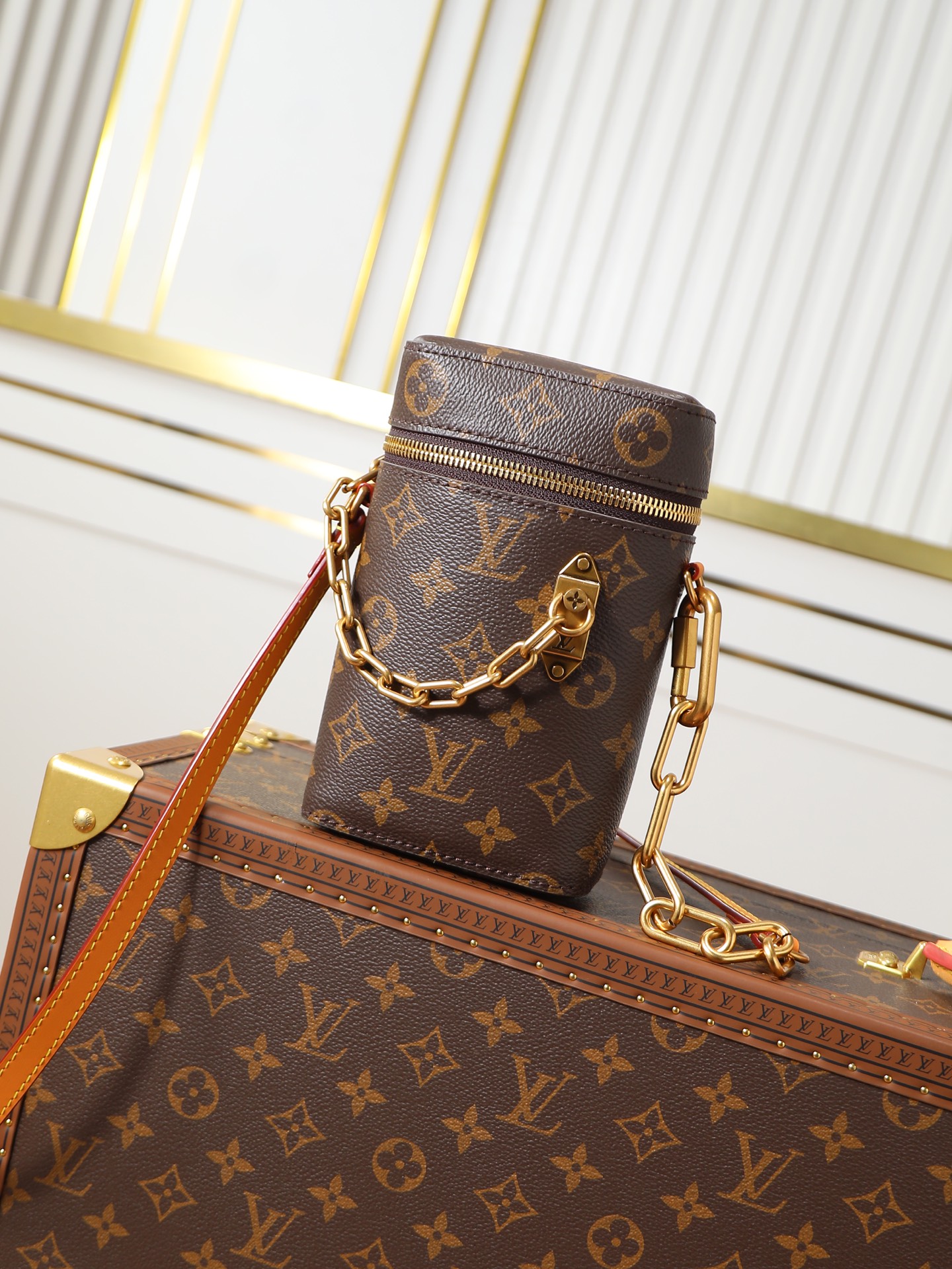 NO:676510,Top original single transcoding chip 163 chip M44914 presbyopia PHONE BOX handbag Louis Vuitton men's artistic director Virgil Abloh has launched a new Phone Box handbag, which is compact and exquisite in shape, convenient for storing small necessities. Classic Monogram canvas fabric, equipped with smooth adjustable leather shoulder straps, and decorated with the iconic golden chain strap designed by Virgil Abloh himself. Built-in small patch pockets, convenient for storing credit cards and driver's license.  size:10.5x17x5cm, LV [top original order], louis vuitton, louis vuitton19860909顶级原单变码芯片163芯片M44914老花PHONE BOX 手袋 路易威登男装艺术总监Virgil Abloh推出全新Phone Box手袋,造型小巧精致,方便收纳小件必需品.经典Monogram帆布面料,配有光滑的可调节皮质肩带,并饰有Virgil Abloh亲自设计的标志性金色链带.内置小号贴袋,方便收纳信用卡及驾驶证. size:10.5x17x5cm,LV【顶级原单】,louis vuitton,louis vuitton,Bag