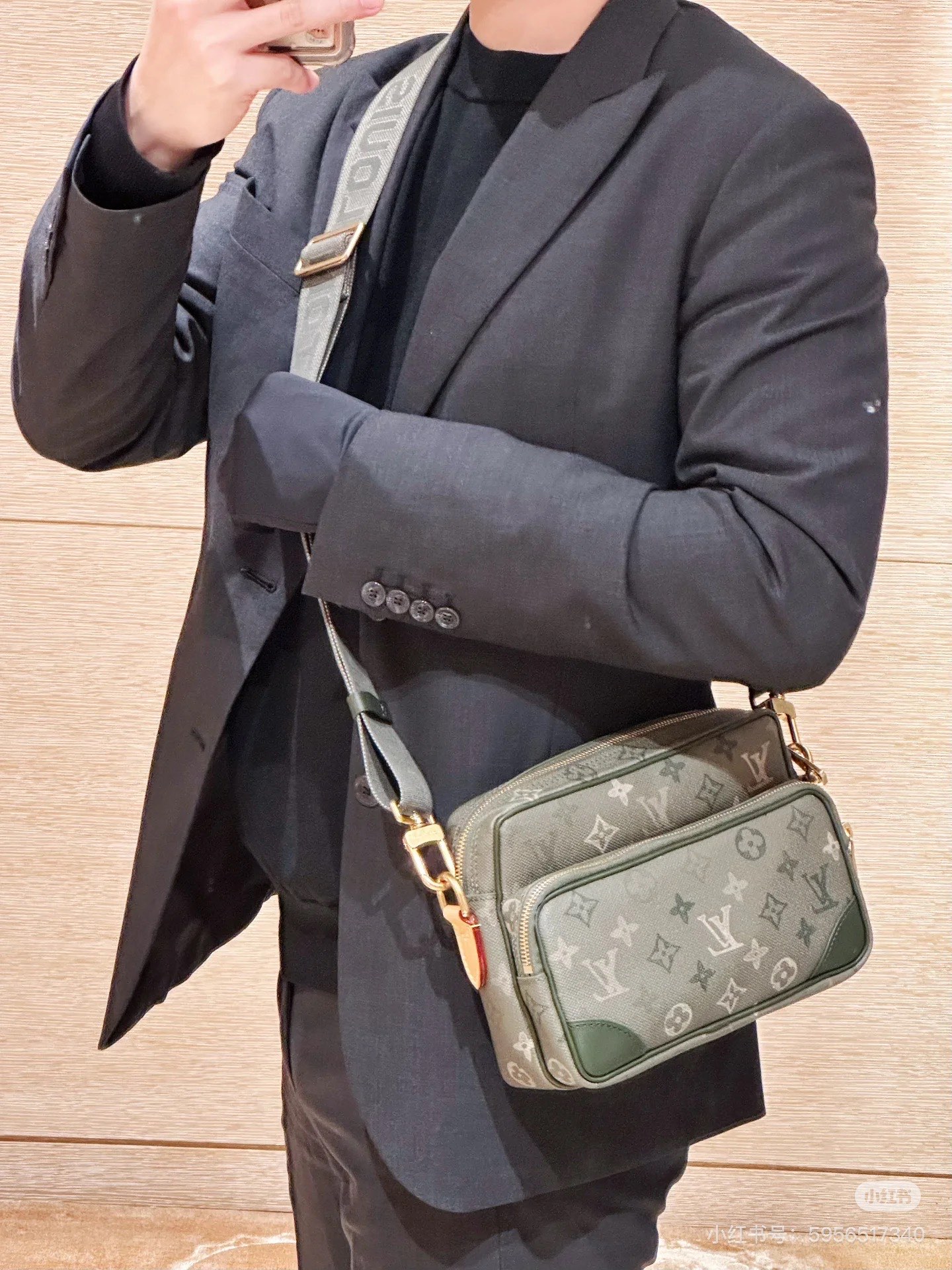 NO:676609,[Top Original Original First-Grade Leather] 163 Dynamic Chip Version M27095 Military Green This retro-style Neil crossbody bag is made of coated canvas with Monogram pattern. Its main body is khaki green and covered with irregular Monogram pattern. Gold-plated hardware and a small amount of tan leather add to the texture of the design. The bag is equipped with a detachable top handle and a wide adjustable shoulder strap, making it adaptable to a variety of wear needs.  Size 25x 17.5x 11 cm (length x height x width), LV [top quality original order], louis vuitton, satchels, crossbody bags, gold plating19860909【顶级原单 原厂头层皮】 163动态芯片版M27095 军绿色这款复古风格的尼尔斜挎包采用的是带有 Monogram 图案的涂层帆布制成,其主体为卡其绿色,上面覆盖着不规则的 Monogram 图案.镀金色调的五金配件和少量的棕褐色皮革增添了设计的质感.该包配有可拆卸的顶部提手和一条宽大的可调节肩带,使其能够适应多种穿搭需求. 尺寸 25x 17.5x 11 厘米(长 x 高 x 宽),LV【顶级原单】,louis vuitton,satchels,crossbody bags,gold plating,Bag