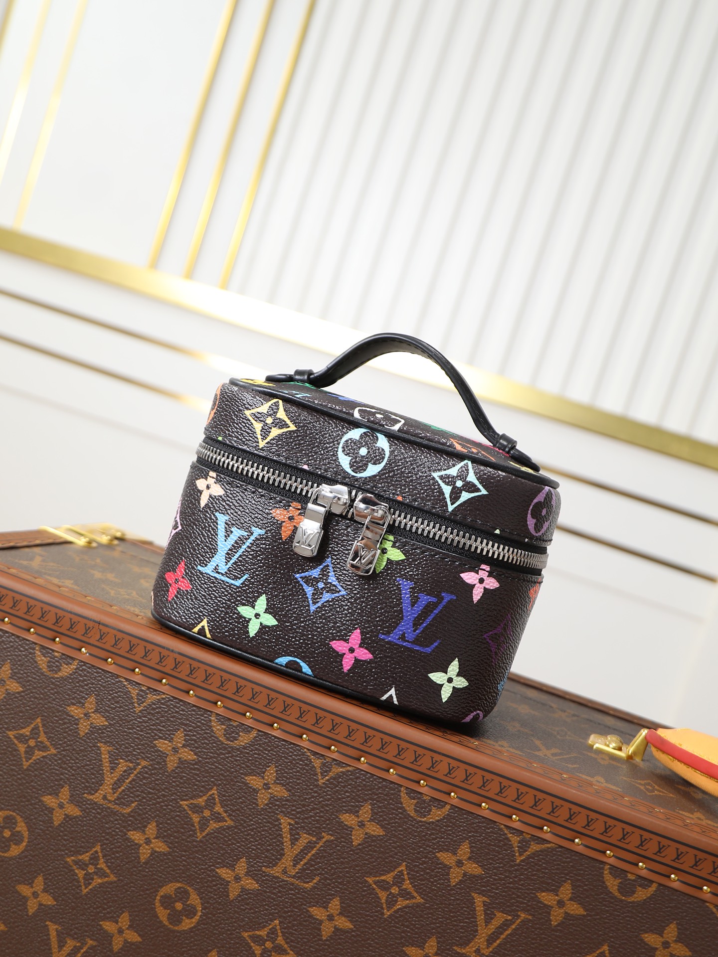 NO:773351,Top original order, 163 transcoding chip [nice nano handbag] M14033 black color (three colors - Takashi Murakami) nice nano bag is exquisitely shaped with monogram canvas. It can be placed in the bathroom to store nail polish or lipstick and other supplies, or placed in a handbag to collect small items. The handle can be folded flat to be stored in a small space. Size 14 x 10.2 x 8.5 cm, LV [top original order], louis vuitton19860909顶级原单,163变码芯片【nice nano 手袋】M14033 黑彩（三彩-村上隆） nice nano 包以 monogram 帆布塑造精巧构型,可摆放在浴室收纳指甲油或唇等用品,或置于手袋归集小件物品.放平手柄即可收入狭小空间. 尺寸14 x 10.2 x 8.5 厘米,LV【顶级原单】,louis vuitton,Bag