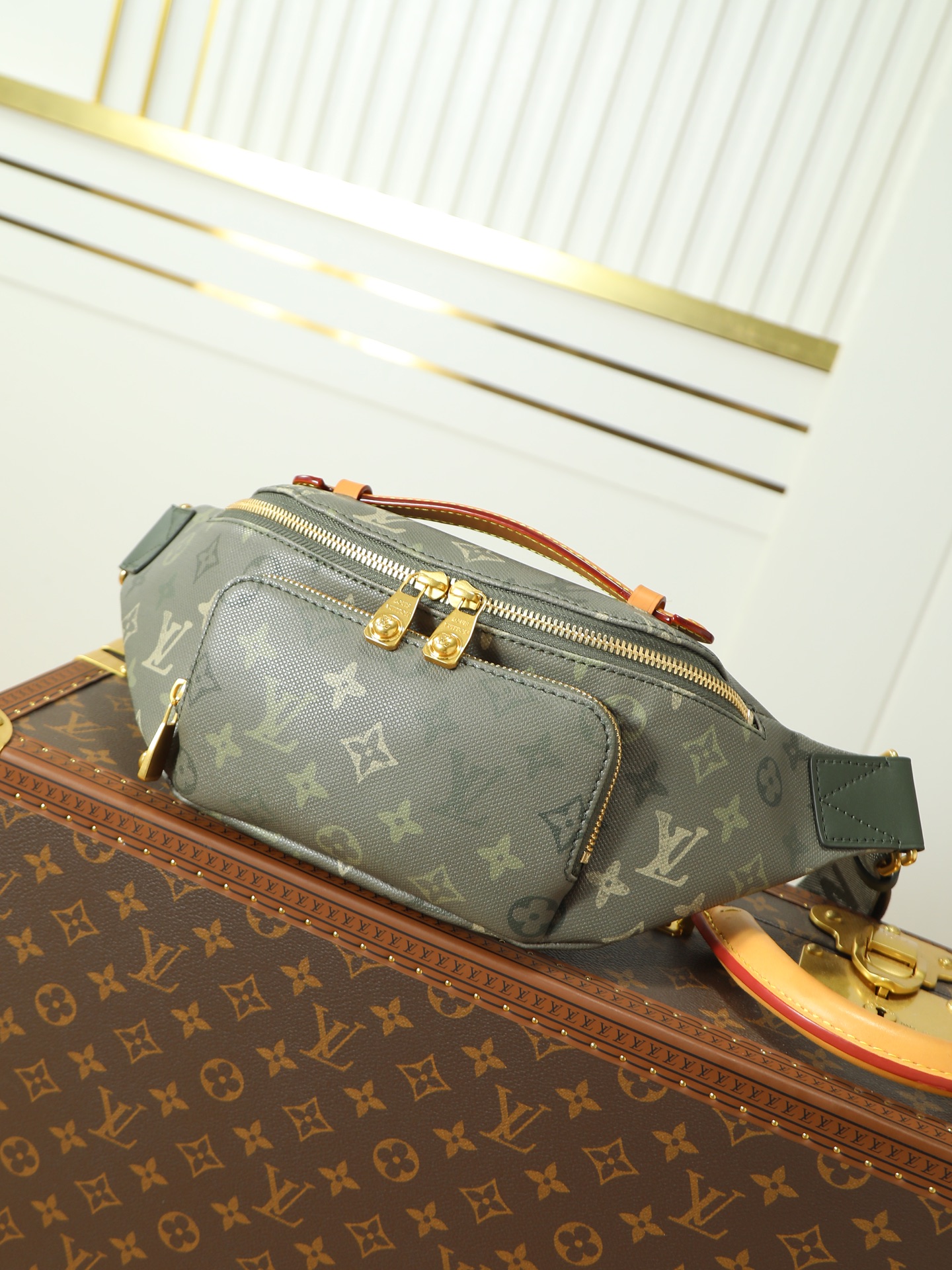 NO:676608,[Top original order] 163 chip M26933 military green chest bag waist bag RUSH waist bag This Rush waist bag is made of Monogram Surplus gx coated canvas and Yingze distressed effect zipper to create a trendy style. The zipper front pocket is convenient for accessing daily needs, and the double zipper main compartment adds functional details. The adjustable fabric shoulder strap can be tied around the waist, shoulder or cross-body. Dimensions 15 x 8 x 30 cm. (H x  Width x length), LV [top original order], louis vuitton19860909【顶级原单】163芯片M26933军绿色 胸包腰包 RUSH 腰包 本款 Rush 腰包以 Monogram Surplus gx涂层帆布及莹泽做旧效果拉链塑就潮流型格.拉链前袋方便存取日常所需,双拉链主隔层再添功能细节.可调节织物肩带可系于腰间,亦可肩背或斜挎.尺寸15 x 8 x 30 厘米.(高 x 宽 x 长度),LV【顶级原单】,louis vuitton,Bag