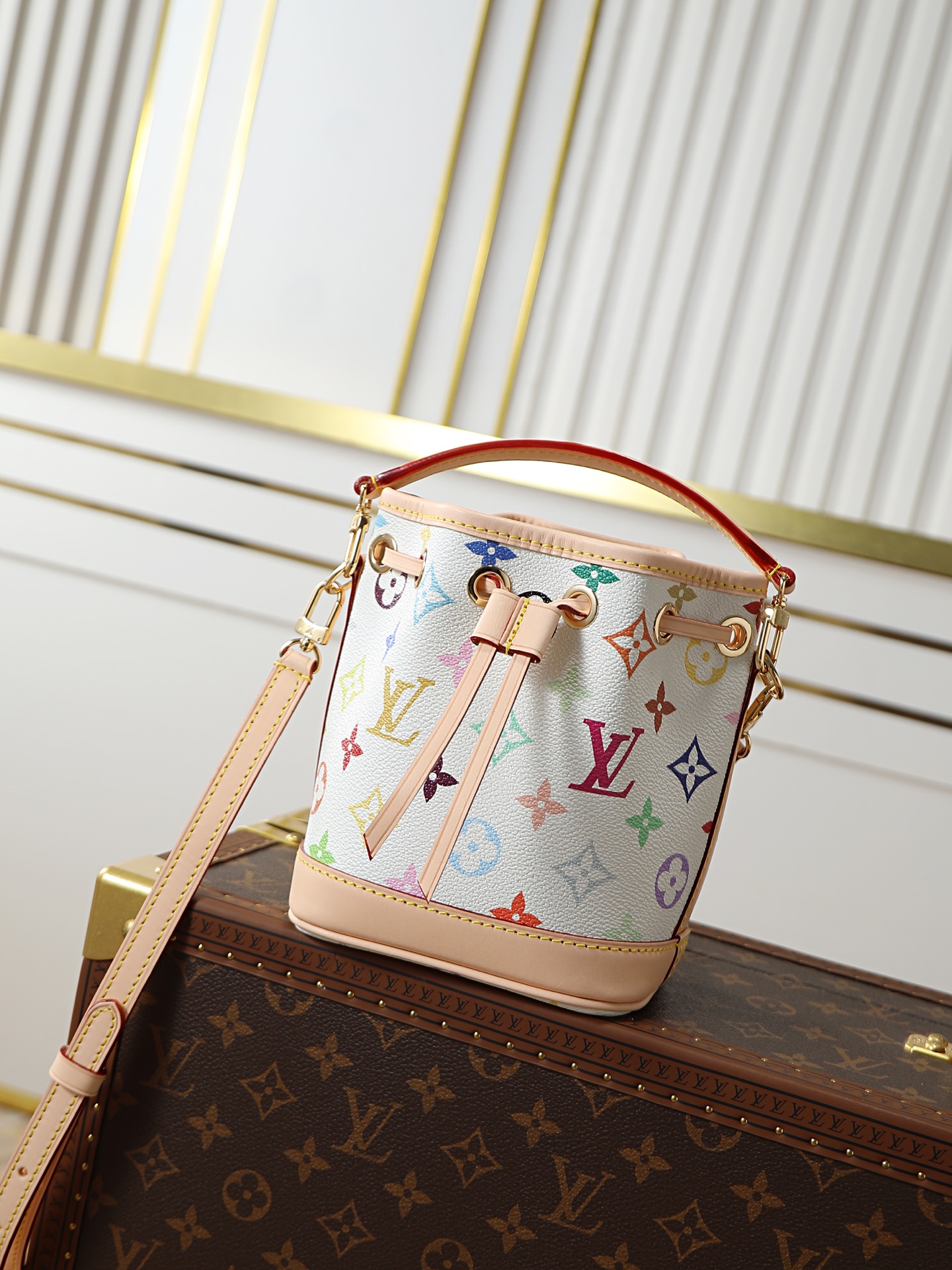 NO:719669,Top original order [Dynamic 163c01 chip] M27493 white color, 33 color This Nano Noé handbag condenses the classic configuration of the 1932 Noé handbag, with Monogram canvas and cowhide leather trim, integrating traditional design and contemporary functionality. There is ample space to accommodate keys, card holders and mobile phones, etc. The handle and adjustable shoulder strap are detachable, providing a variety of carrying options. 13.0 x 16.0 x  10.0 cm (length x height x width), LV [top quality original order], louis vuitton, cowhide19860909顶级原单【动态163c01芯片】M27493白彩,33彩本款 Nano Noé 手袋浓缩 1932 年 Noé 手袋的经典构型,以 Monogram 帆布和牛皮革饰边融合传统设计和当代功能.充裕空间可容纳钥匙、卡夹和手机等随行所需,手柄和可调节肩带均可拆卸,提供多种背携选择. 13.0 x 16.0 x 10.0 厘米 (长 x 高 x 宽),LV【顶级原单】,louis vuitton,cowhide,Bag