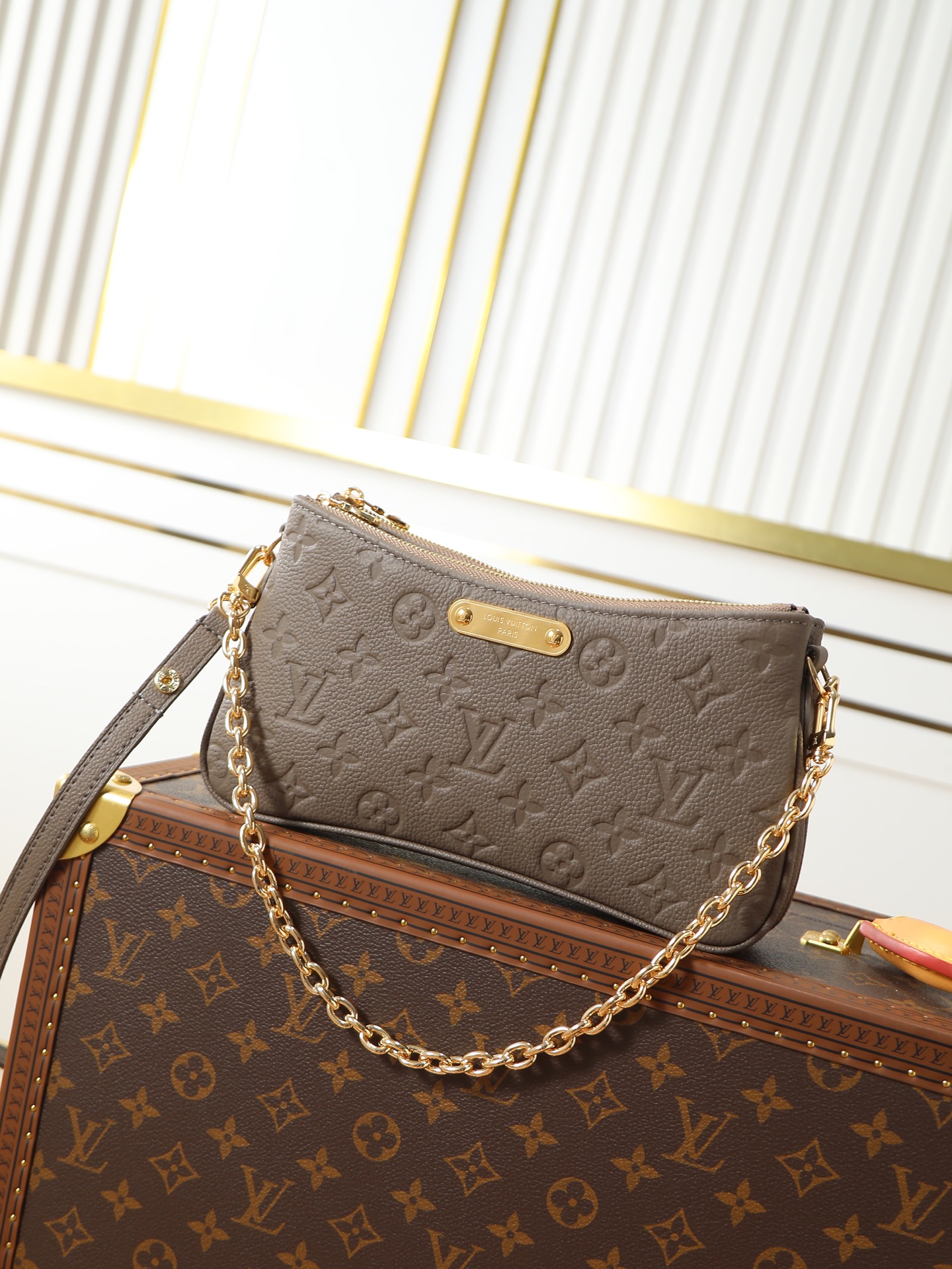 NO:676612,[Top original 163 transcoding chip] M25816 olive green, first-grain cowhide embossed chain bag series Liv handbag This Liv handbag is made of soft grained Monogram Empreinte leather and decorated with gold metal engraving Louis Vuitton  Nameplate. This stylish rectangular bag features a subtle retro feel. It fits snugly under the arm and can be carried via a removable, adjustable leather shoulder strap or a removable chain. 24.3×13.5×6.5cm (Length x Height x Width), LV [Top Original], louis vuitton, louis vuitton, cowhide19860909【顶级原单 163变码芯片】M25816 橄榄绿,头层牛皮压花链条包系列 Liv 手袋 这款 Liv 手袋采用柔软的粒面 Monogram Empreinte 皮革制成,饰有金色金属镌刻 Louis Vuitton 铭牌.这款时尚的矩形包袋以其微妙的复古感为特色.它紧贴在腋下,可通过可拆卸的可调节皮革肩带或可拆卸链条携带.24.3×13.5×6.5cm（长 x 高 x 宽）,LV【顶级原单】,louis vuitton,louis vuitton,cowhide,Bag