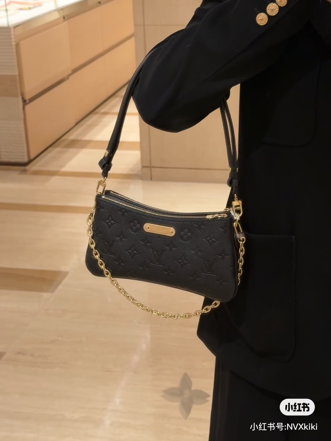 NO:676614,[Top original order 163 transcoding chip] M83301 black top-grain cowhide embossed chain bag series Liv handbag This Liv handbag is made of soft grained Monogram Empreinte leather and decorated with gold metal engraving Louis Vuitton  Nameplate. This stylish rectangular bag features a subtle retro feel. It fits snugly under the arm and can be carried via a removable, adjustable leather shoulder strap or a removable chain. 24.3×13.5×6.5cm (Length x Height x Width), LV [Top Original], louis vuitton, louis vuitton, cowhide19860909【顶级原单 163变码芯片】M83301黑色 头层牛皮压花链条包系列 Liv 手袋 这款 Liv 手袋采用柔软的粒面 Monogram Empreinte 皮革制成,饰有金色金属镌刻 Louis Vuitton 铭牌.这款时尚的矩形包袋以其微妙的复古感为特色.它紧贴在腋下,可通过可拆卸的可调节皮革肩带或可拆卸链条携带.24.3×13.5×6.5cm（长 x 高 x 宽）,LV【顶级原单】,louis vuitton,louis vuitton,cowhide,Bag