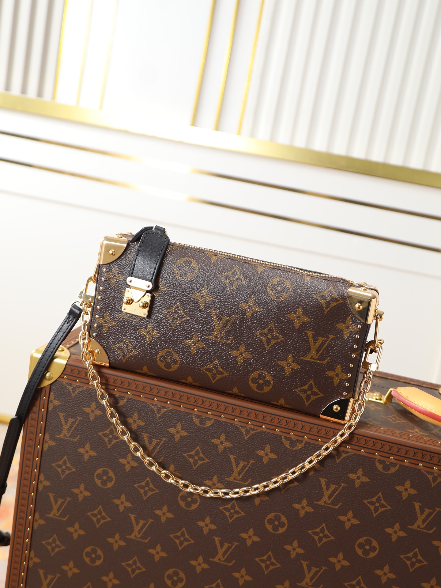 NO:719664,, top original order, 163 chip, M13147 color-blocked slim trunk handbag made an elegant appearance at the cruise early spring show, adding a new member to the classic trunk handbag series. Monogram canvas, monogram reverse canvas and smooth cow leather trim are cleverly blended, highlighting nicolas ghesquière's iconic brushstrokes, s-lock locks and metal rivets pay tribute to the long tradition of the trunk series. 12 x 4 x 23 cm  (height x width x length), LV [top original order], louis vuitton, versace, cowhide19860909,顶级原单,163芯片,M13147拼色slim trunk 手袋以优雅之姿亮相 cruise 早春秀场,为经典 trunk 手袋系列再添新成员.monogram 帆布、monogram reverse 帆布和光滑牛皮革饰边巧妙融合,彰显 nicolas ghesquière 的标志性笔触,s-lock 锁扣和金属铆钉致敬 trunk 系列的悠久传统. 12 x 4 x 23 厘米 (高 x 宽 x 长度),LV【顶级原单】,louis vuitton,versace,cowhide,Bag